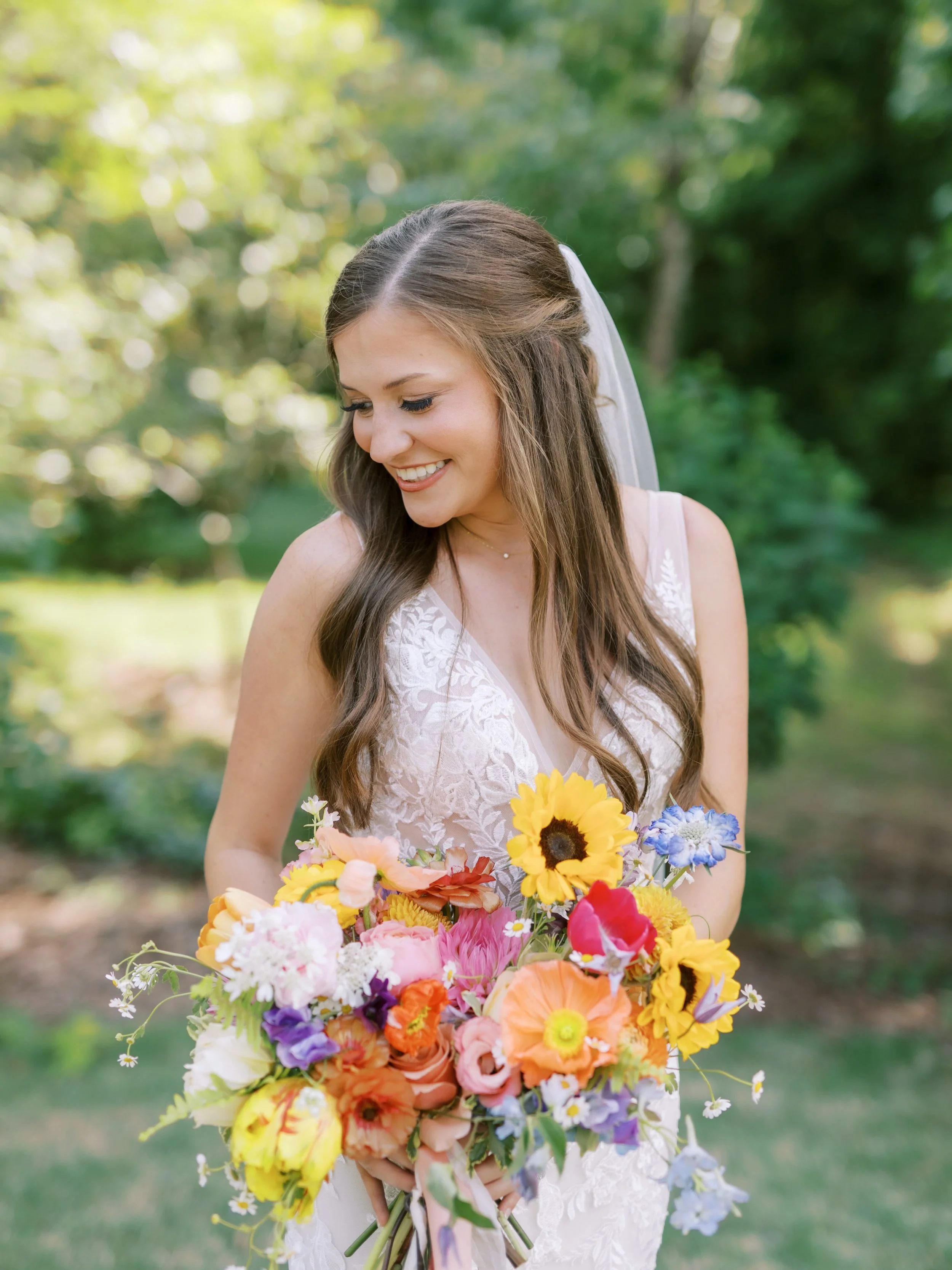 A bouquet never needs to whisper 🫰🏻 

☀️

#birminghamweddings #bhamwedding #southernbride #birminghamflorist birminghambride