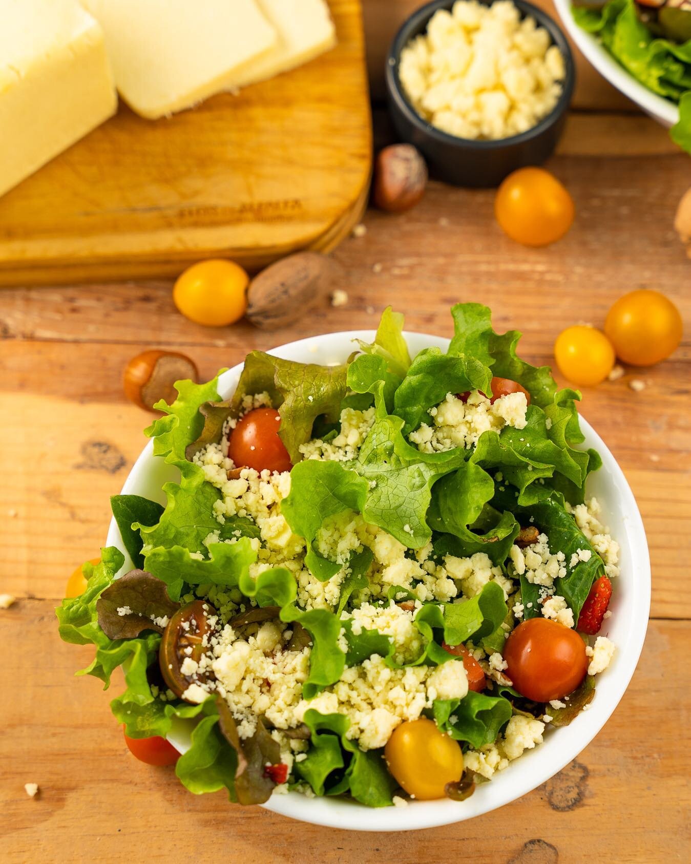 Empezando el verano con algo sano y fresco, una ensalada con queso Otom&iacute;

Nuestro queso Otom&iacute; es s&uacute;per vers&aacute;til y puedes usarlo para todo tipo de platillos, desde los m&aacute;s sencillos hasta lo m&aacute;s sofisticado. P