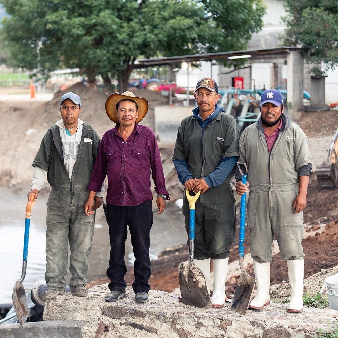 &iexcl;Una con los muchachos!

Las cosas en el rancho funcionan gracias a cada uno de los integrantes de la #FamiliaFlordeAlfalfa 

En esta foto tenemos a Domingo, Don Beto, Jos&eacute; y Gabriel, que todos los d&iacute;as se ponen la camiseta y sale