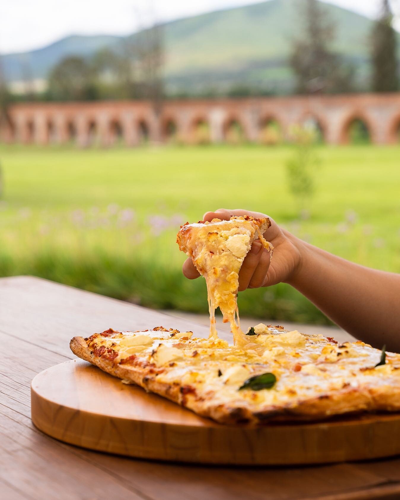 Las pizzas del jard&iacute;n 🍕😍

Ya saben que nos gusta mucho cuidar lo que hacemos desde el origen. 
Para la pizza, la masa se prepara en nuestra panader&iacute;a artesanal y es s&uacute;per suave.
La salsa de tomate es casera y tiene un mont&oacu