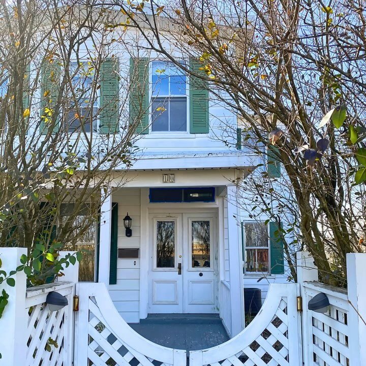 .closed. 

Just sold this 4br/2ba beauty&mdash;that sits right on the greenline in midtown Kingston&mdash;to some new transplants, arriving fresh from New Orleans! 🎺📿⚜️

Weather/climate were among their main reasons for the move to the East Coast, 