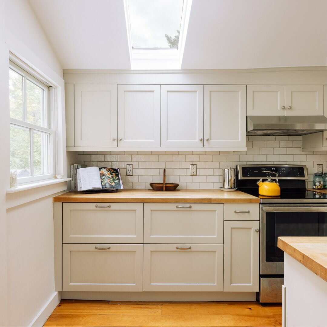 ☀️ As the sun returns and the days get longer, buyers renew their upstate home searches, and market activity picks up.

In between showings, I am revisiting some of my past listings, and my favorite photos always focus on LIGHT. Picture windows, skyl