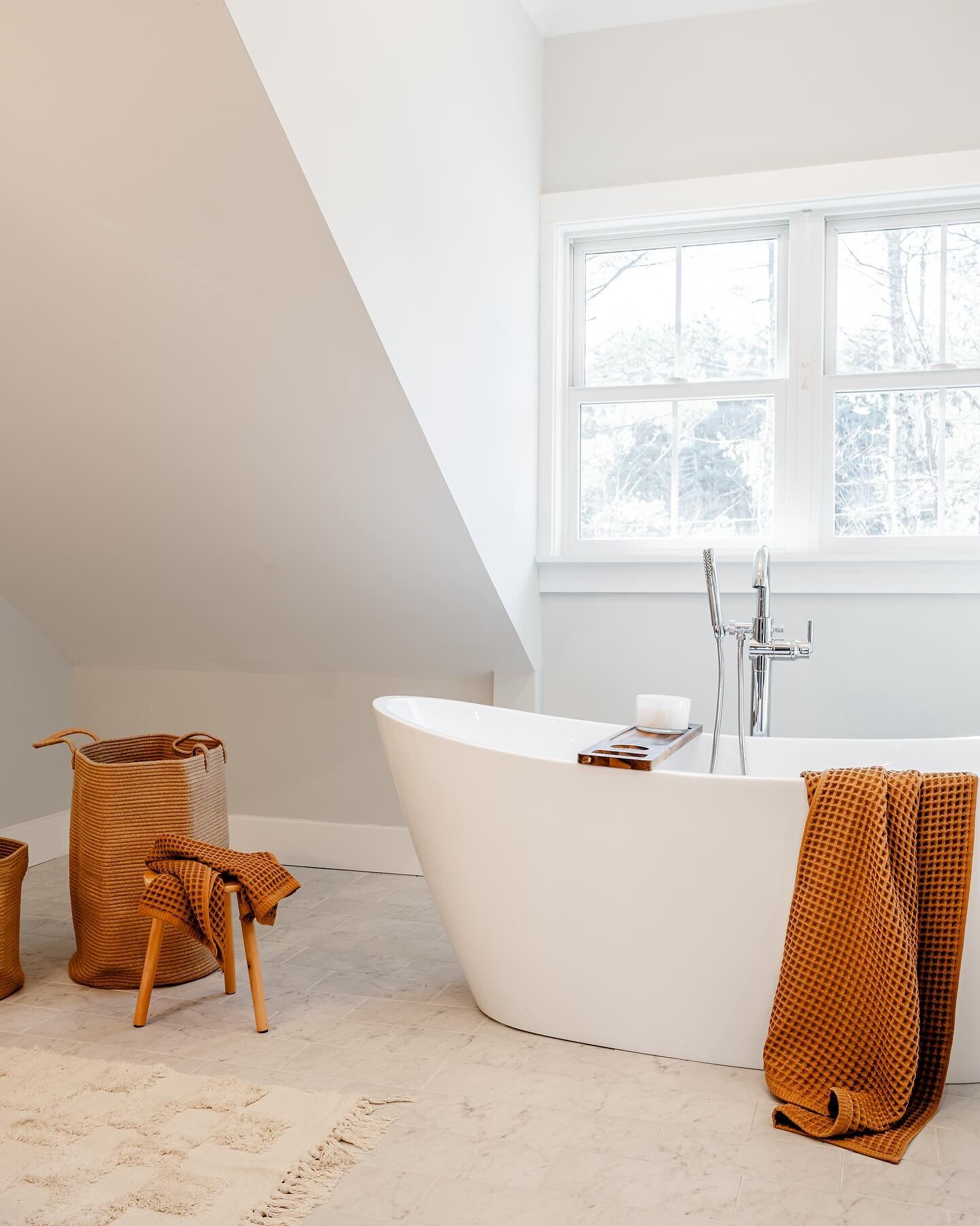 Said goodbye to my favorite bathroom, at my Pond View listing, as it traded hands to new owners last week. Swipe to see me trying the tub on for size (spoiler alert: it&rsquo;s comfy&mdash;even for my 5&rsquo;9&rdquo; frame!) ➡️ 🛀 

On this listing,