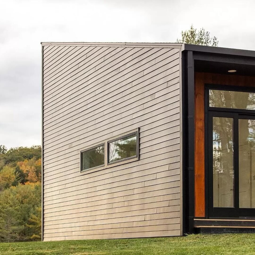 〰️The Hilltop Modern〰️

This secluded modern build on 7 acres is a dreamy Hudson Valley retreat (or full-time home). The sleek design features wall-to-wall windows, high ceilings, clean lines, and a full-length balcony that gives you spectacular year