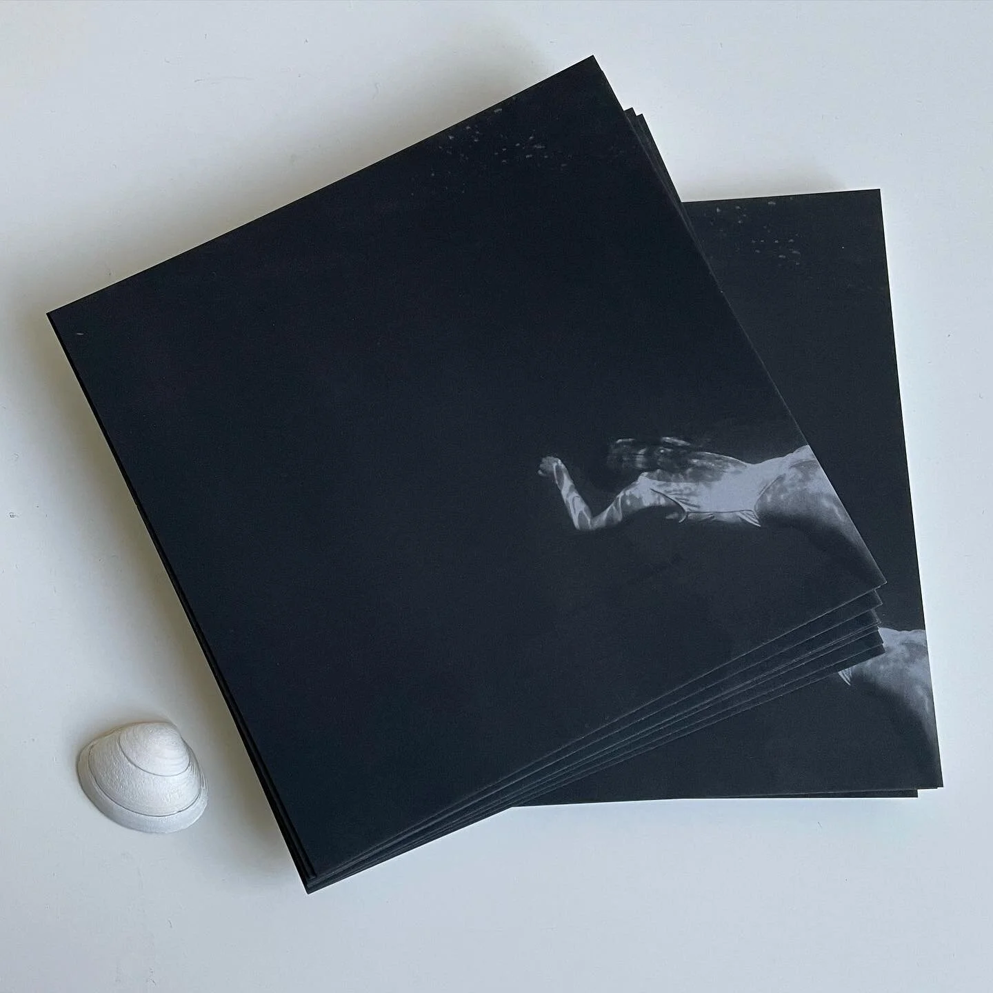 𝐏𝐨𝐬𝐭𝐜𝐚𝐫𝐝 𝐥𝐚𝐮𝐧𝐜𝐡 🐚

From my heart to yours 🤍 2020 was a testing year and this image very much represents the myriad of feelings it brought. A blind feeling out of the dark. A swimmers strength to persevere. Delving into the unknown and