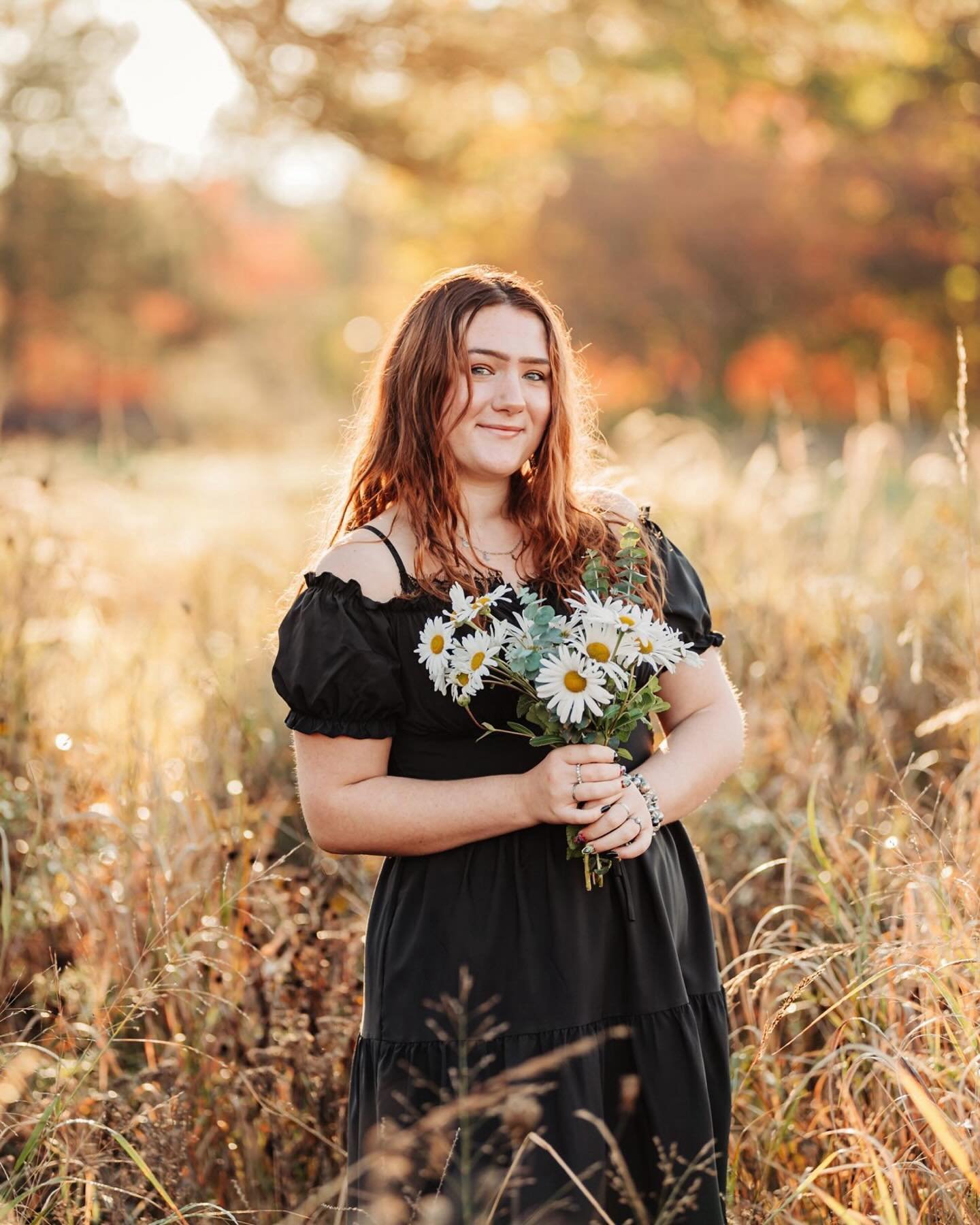 Happy senior Sunday with the gorgeous Mary! 🌾🌼 Look at the beautiful glow this girl exudes. 🤩Mary, you were such a joy to shoot with, I hope you're enjoying your senior year! 💫
.
.
.

Mary | Class of 2024 | Walsh
.
.
.
.
.
#edinamerkelphotography