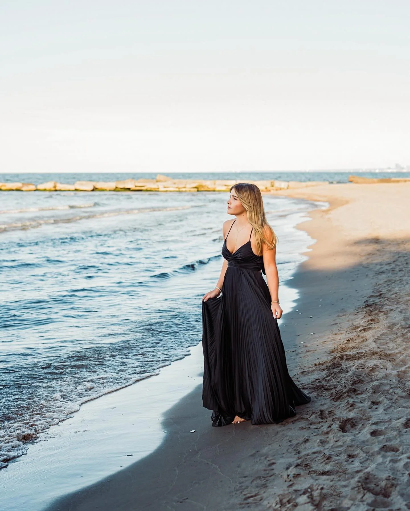 I've had so many field sessions that when Ella decided to go to the beach for her senior session I was beyond thrilled. Who wants to go there again with me, I'm ready😀Thanks, Ella for being so amazing and for bringing your Miami vibe to Lake Erie! Y