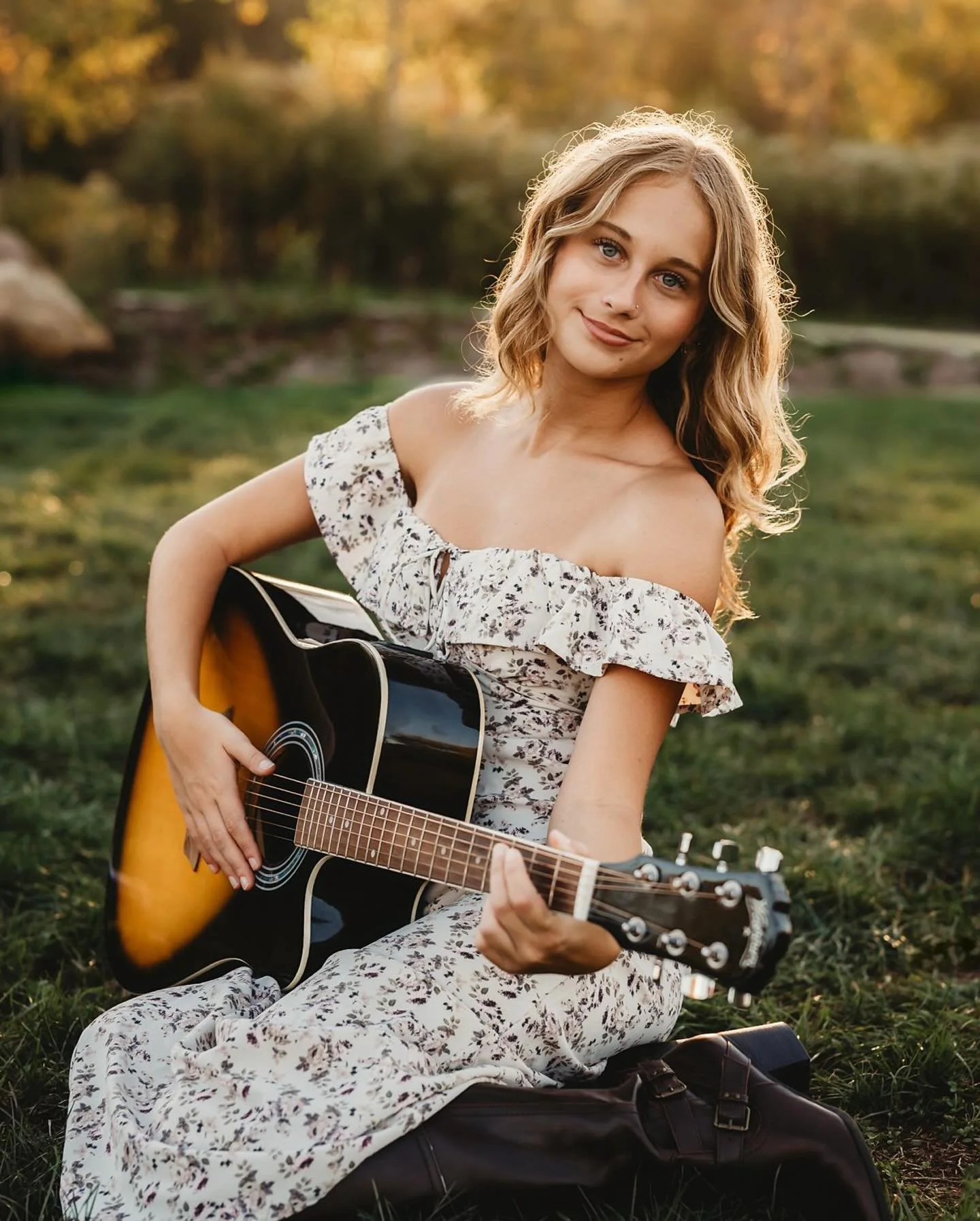 Ripleigh with her guitar and the warmest golden light on a beautiful fall evening was all my heart needed. I'm still swooning over this session 🔥🧡
.
.
.
.
#edinamerkelphotography
#portraitphotography
#seniorphotographer
#akronphotographer
#tallmadg