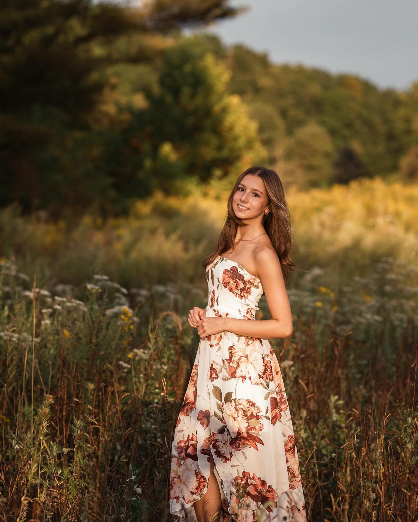 Golden hour with Lorena, ohhhh so good 🧡💫What fun it was to chase the light with this sweet girl and her mama. Lorena's not only beautiful but super talented too, I'll be sharing some of those pics later. Happy #seniorsunday 🎓💞 
.
.
.
.
.
.
.
#ed