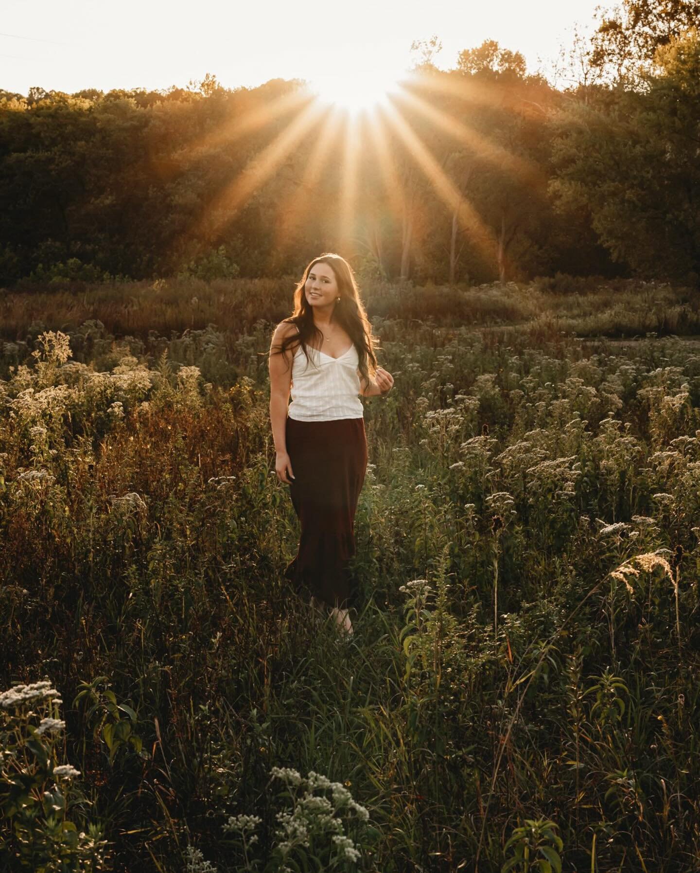 Golden hour with gorgeous Gemma! She was absolutely amazing 🔥😍

.
.
.
.
.
#edinamerkelphotography
#portraitphotography
#seniorphotographer
#akronphotographer
#tallmadgephotographer
#naturallightphotographer
#akroncantonphotographer
#familyphotograp
