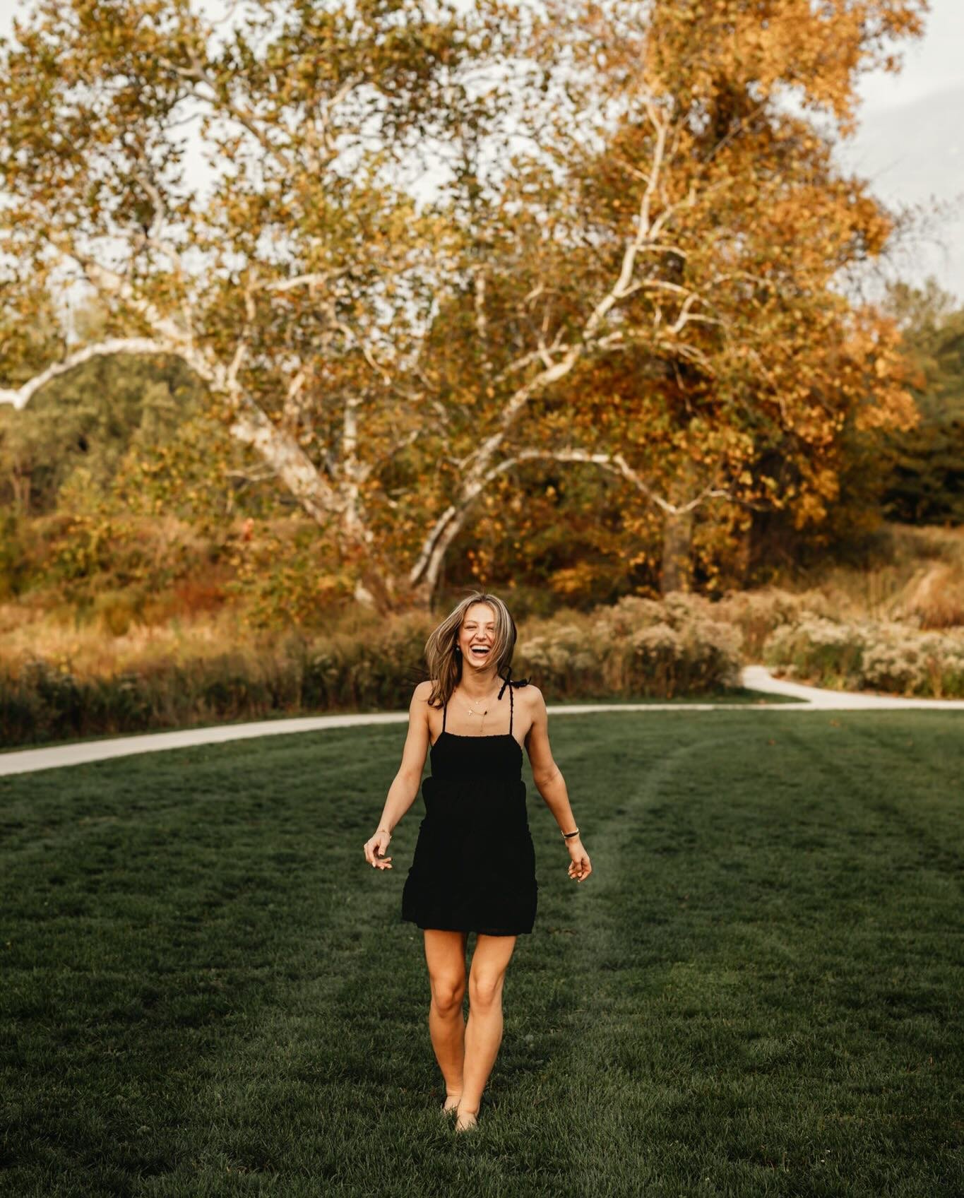 Spreading joy like confetti... Makayla's joyful personality is simply contagious, looking back at her  pictures makes me wish we could fast forward these next months (in Ohio 🥹) so we could have sessions like this. Oh I can't wait to be shooting in 