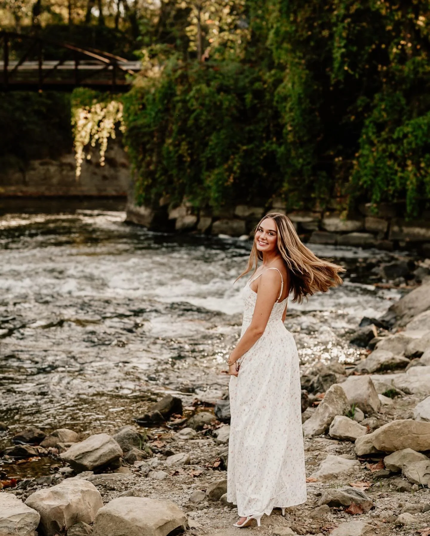 Avery was a dreammmmm to photograph, her outfits were so cute and I absolutely love her long dress, a true princess 💞 We had such a perfect day for her shoot last October, the colors, the lighting were  amazing and Avery glowed the entire time!✨ tha