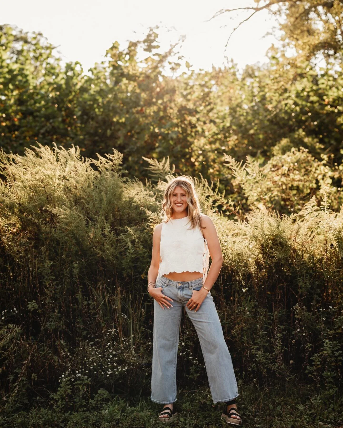 Last September gave us the dreamiest golden light, and Maren's session was pure magic ✨🍂 Such a joy photographing this beautiful soul inside and out 💕
.
.
.
Maren | Class of 2026 | Copley High School 
.
.
.
#seniorportraitphotographer #seniorphotos