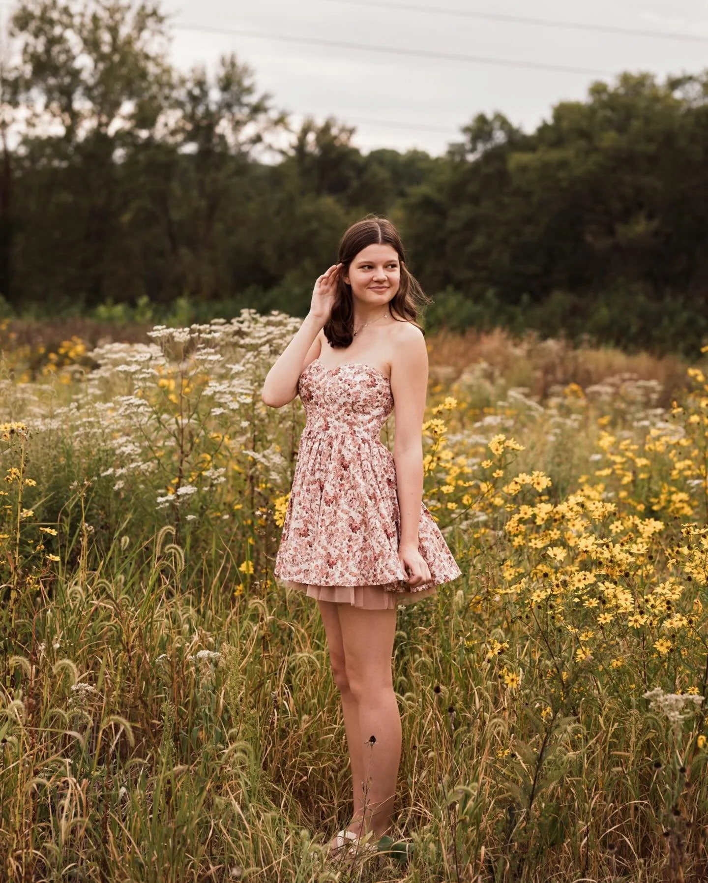 Beautiful and radiant Arden 🤍 so much fun &amp; laughter chasing the light with this sweet girl and her mama 🥰🌾🌼

.
.
.
Arden | Hoban | Class of 2026
.
.
#edinamerkelphotography
#seniorsunday2026 
#seniorphotographer
#neohiophotographer 
#seniorp