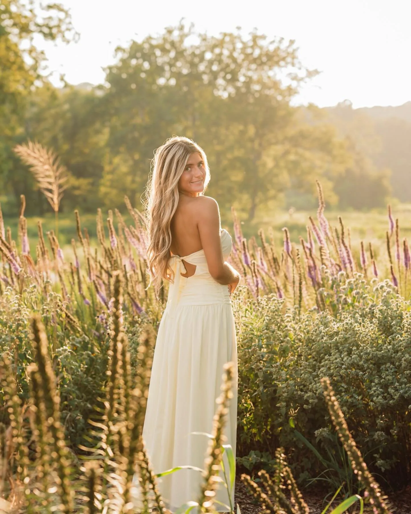 Stunning Payton wrapped in the dreamiest summer glow✨ Blooming flowers, warm golden light, and sun-kissed skin&mdash;everything about this session felt like pure perfection. Who else is counting down the days until summer sessions like this? 🌸☀️
.
.