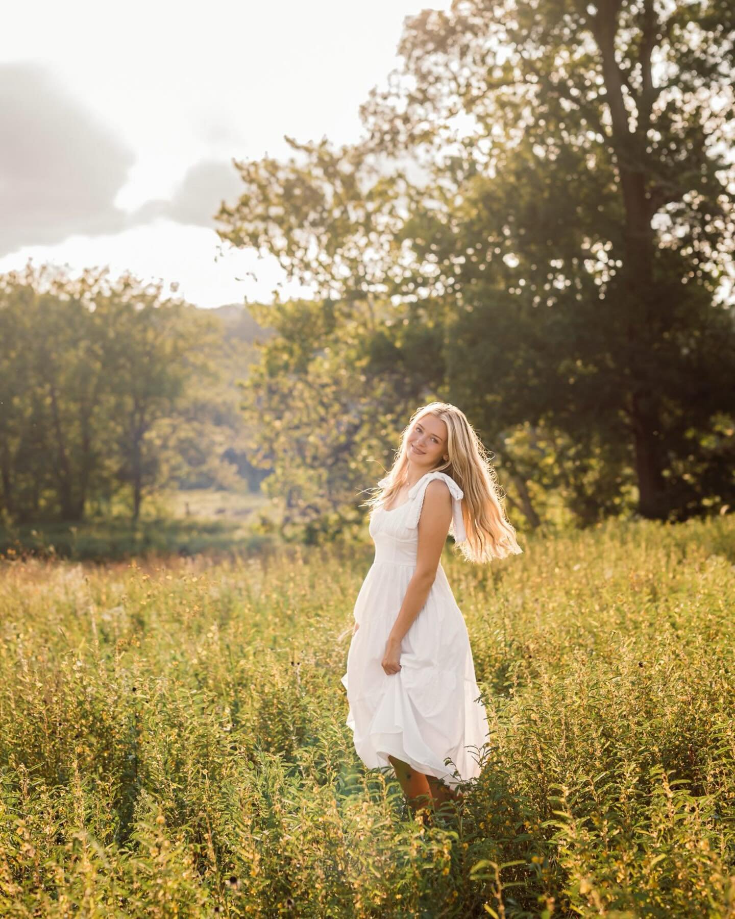 Alana&rsquo;s senior session last summer was pure magic ✨💛
She&rsquo;s the perfect mix of sweet, graceful, and effortlessly beautiful&mdash;and it shows in every single photo. Honestly, I could&rsquo;ve spent the entire day behind the camera capturi