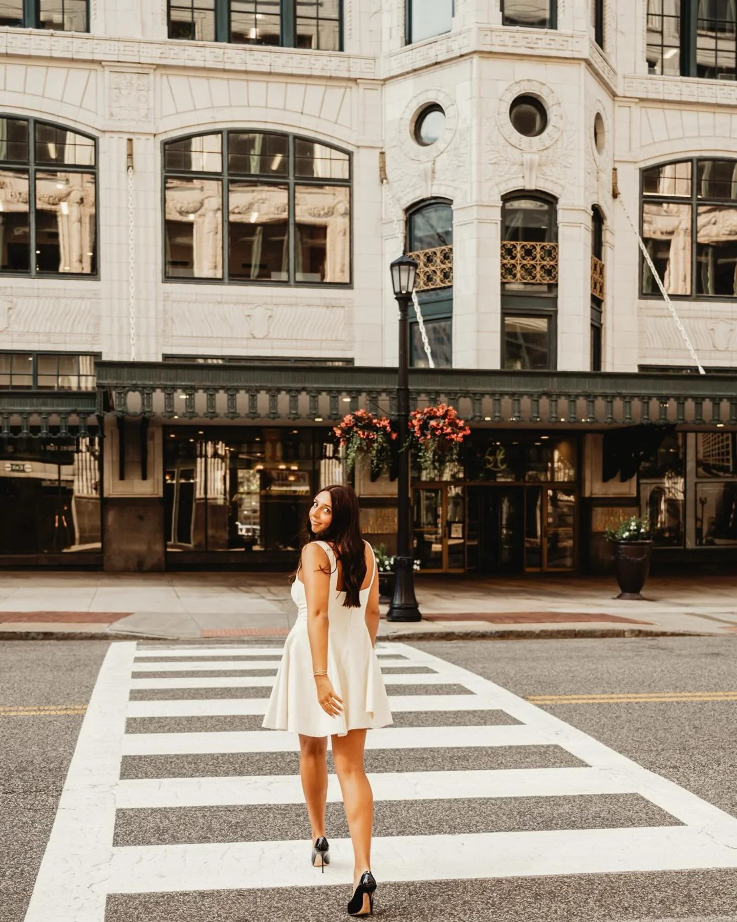 Elegant and beautiful, Izzy making downtown Cleveland look better than ever. Her senior session is now on the blog&mdash;follow the link in my bio to see it. 💕✨
.
.
#seniorportrait 
#clevelandohio 
#seniorphotographer
#seniorphotoshoot 
#neohiophoto