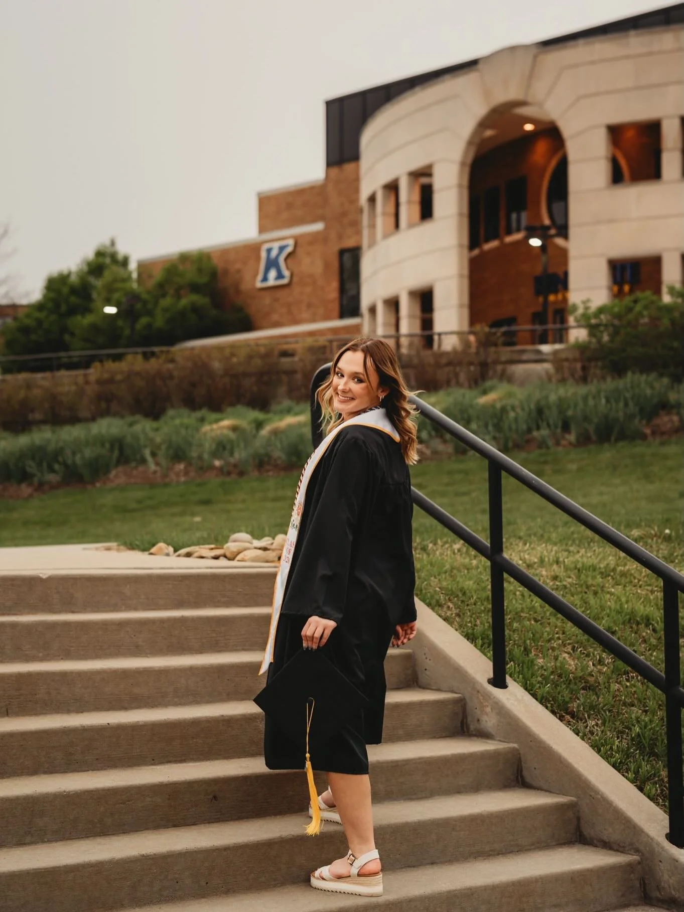 Such a fun evening evening capturing these moments with Ryleigh 💕Congratulations sweet girl!🎉✨
.
.
.
.
#kentstateuniversity 
#kentohio 
#seniorphotographer
#collegegrad 
#classof2026