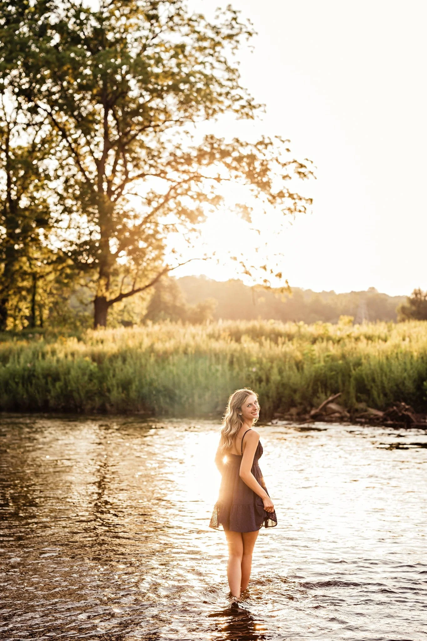 golden-hour-senior-photo-session-cuyahoga-river-akron.jpg