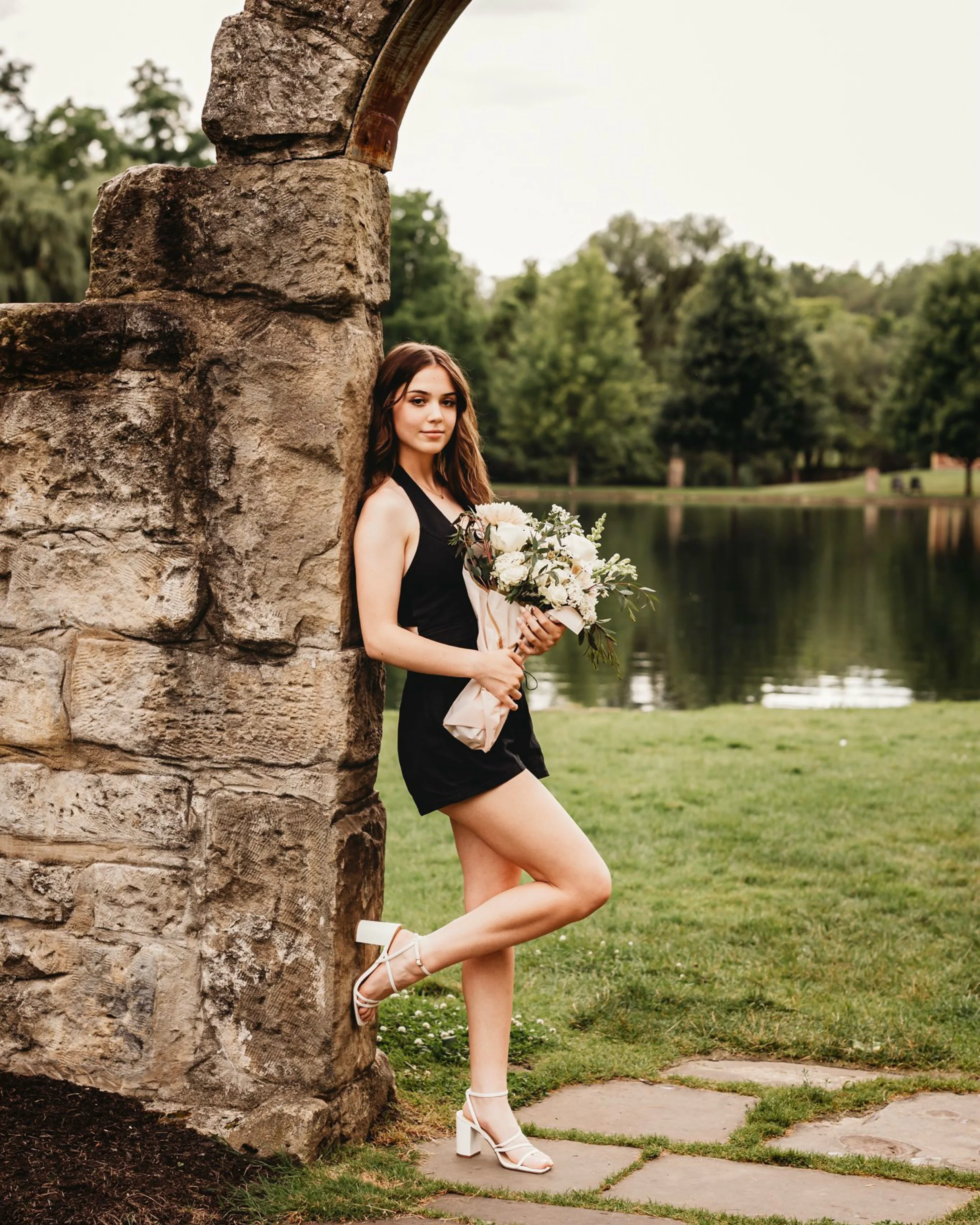 Dreamy location? ✔️Swans in the background? ✔️The cutest outfits? ✔️ The prettiest bouquet? ✔️ And the sweetest babe to top it all off? Absolutely 🫶🌸✨
Viv, you're a total doll, and I had the best time taking your photos. Thank you for being so amaz