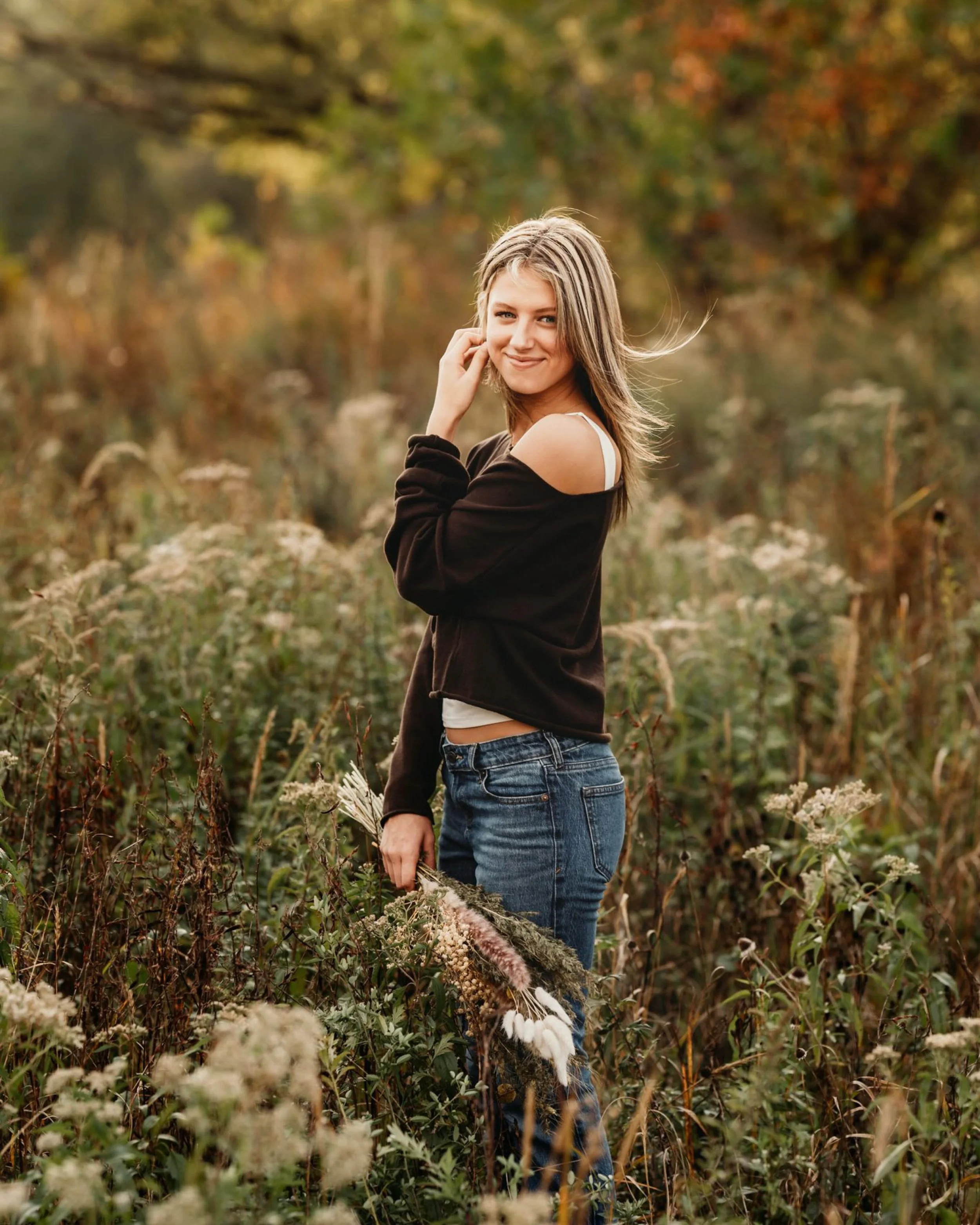 Senior season is almost here, and I couldn&rsquo;t be more excited! ☀️🌾✨ It&rsquo;s right around the corner, and I&rsquo;m already dreaming of golden fields and beautiful sunsets. Who wants to be out there shooting with me?
Makayla&rsquo;s session l