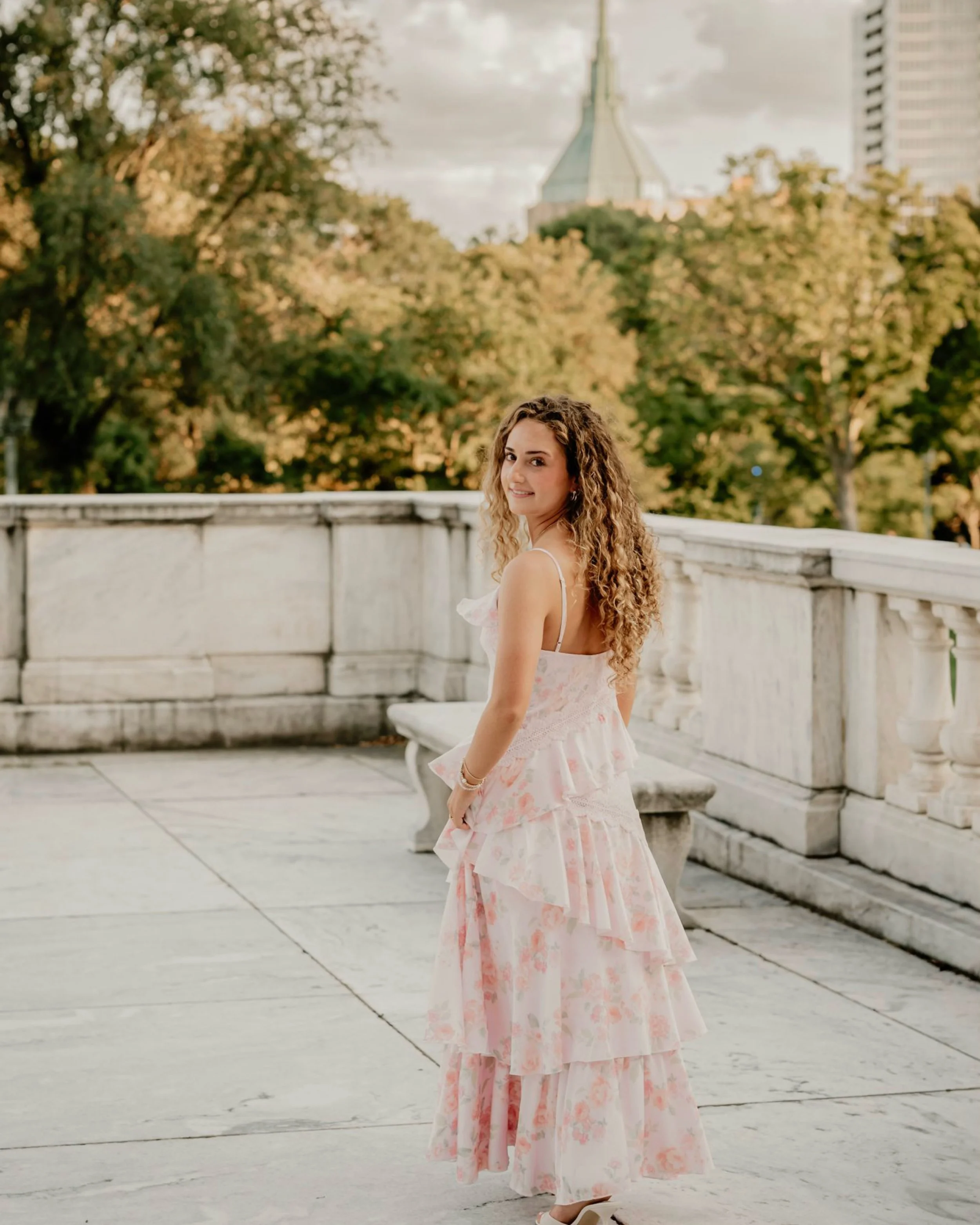 Emilia ✨ 🎓 I don't even know where to begin describing how incredibly sweet, kind and beautiful this girl is 🤍 she embraced the wind with such effortless grace. I loved getting to know her and her family, we had such a fun evening together 🤍these 