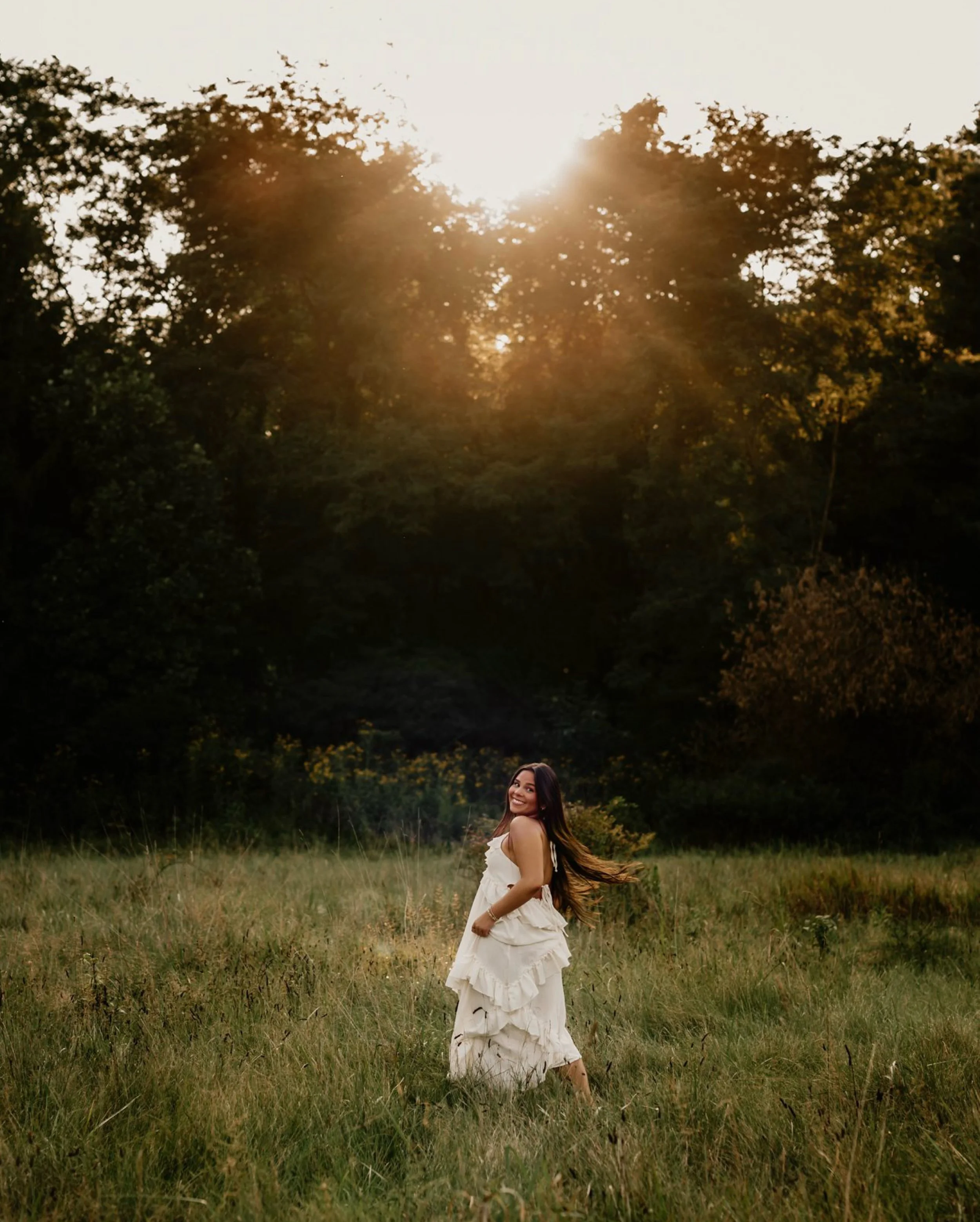 Soaking up the last rays of sunshine with Viv and bringing her vision to life 😍 A senior session can't get better or more fun than this! Viv,  you were an absolute joy to work with, thank you for being the most amazing, beautiful, sweetest soul ☀️❤️