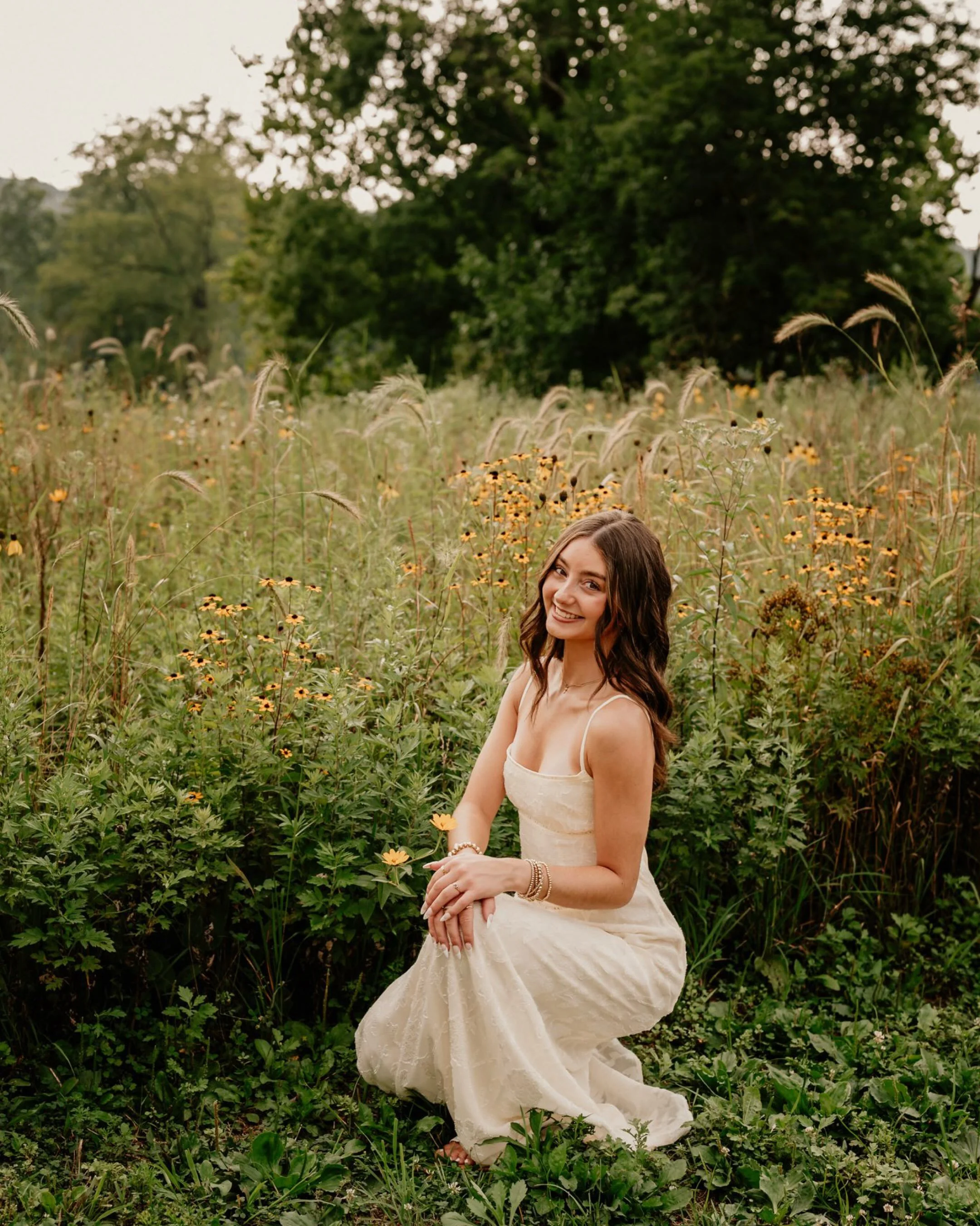 The most beautiful summer light for this sweet senior 🎀🌞💕 Madison, you're a doll! 
.
.
.
.
#seniorphotos 
#seniorphotographer
#classof2027
#neohiophotographer 
#senioryear