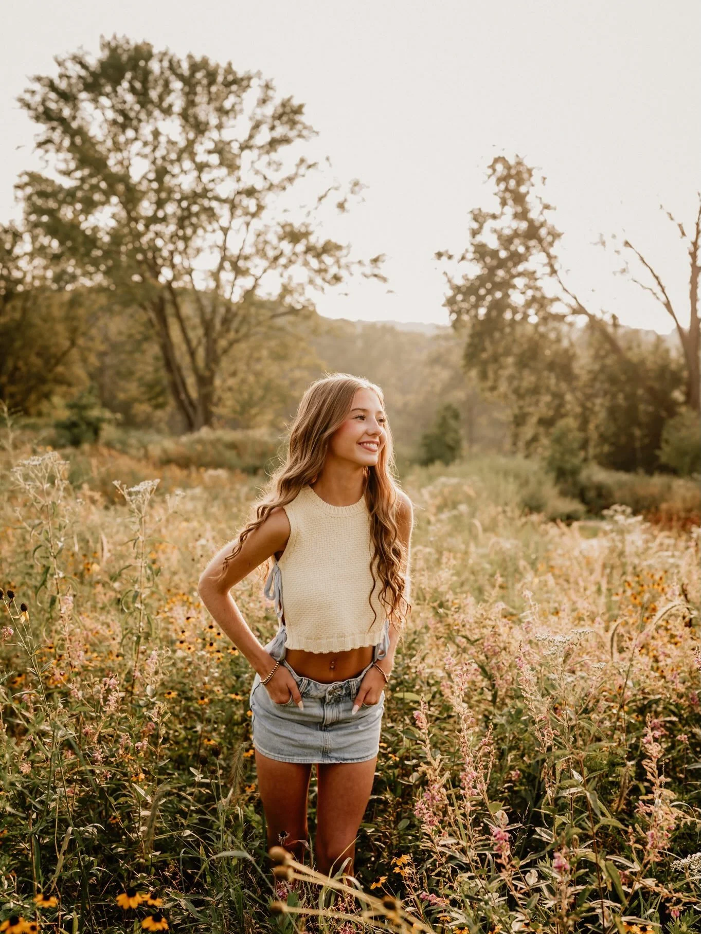 Ella being effortlessly gorgeous in the field and in the garden 🌾 💕💐🎀✨🌸... summer sessions were the glowiest this year ☀️
.
.
.
.
#seniorpictures 
#portraitphotography
#seniorphotographer
#classof2027 
#goldenhourglow