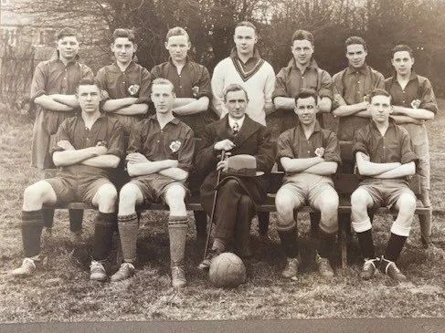 1st X1 1931ish!
Back row: unknown, D Nicholls, Roberts, Harvey, B Marshall, Caddy, unknown
Front row: unknown, E Langford, HM Butler (Headmaster), Wall?, unknown