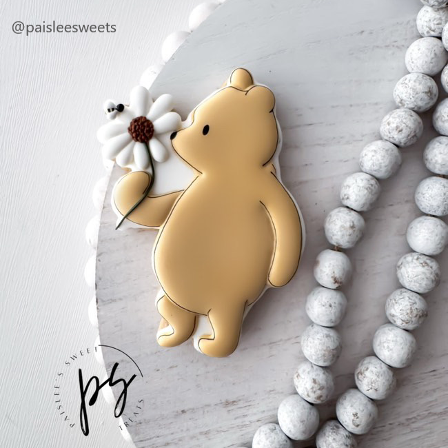 Vintage Pooh, flower bear.png