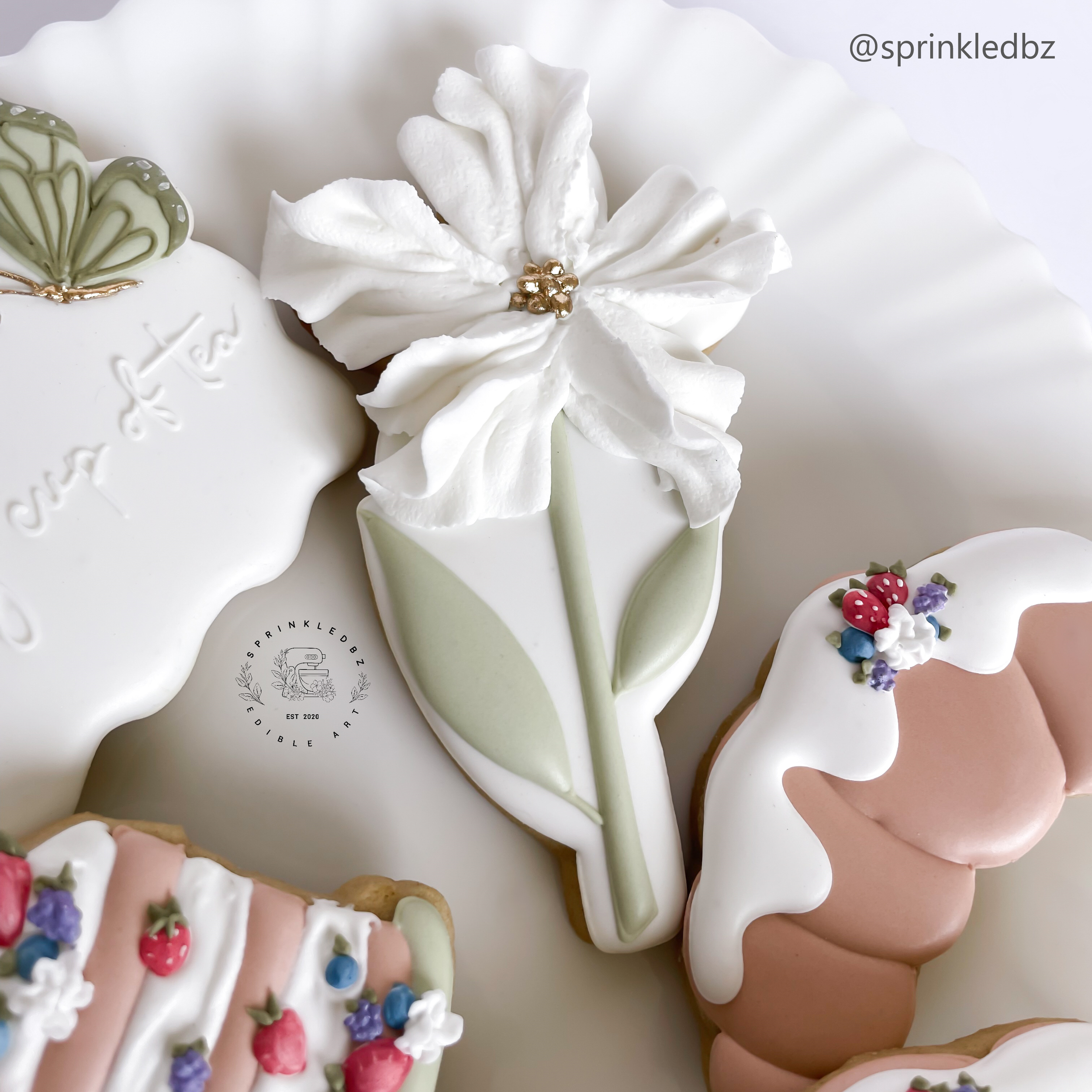 Spring Tea Set, stemmed simple daisy.png