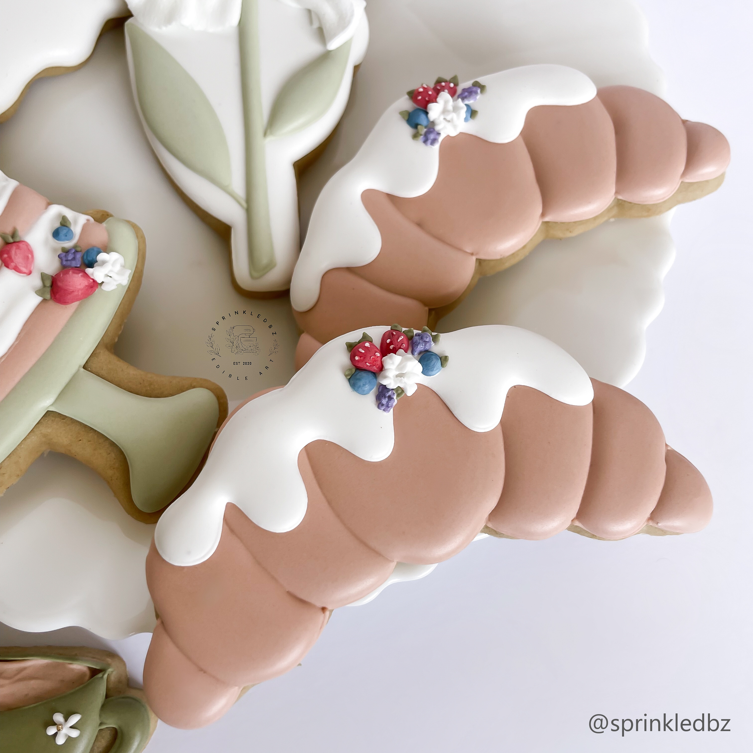 Spring Tea Set, croissant.png