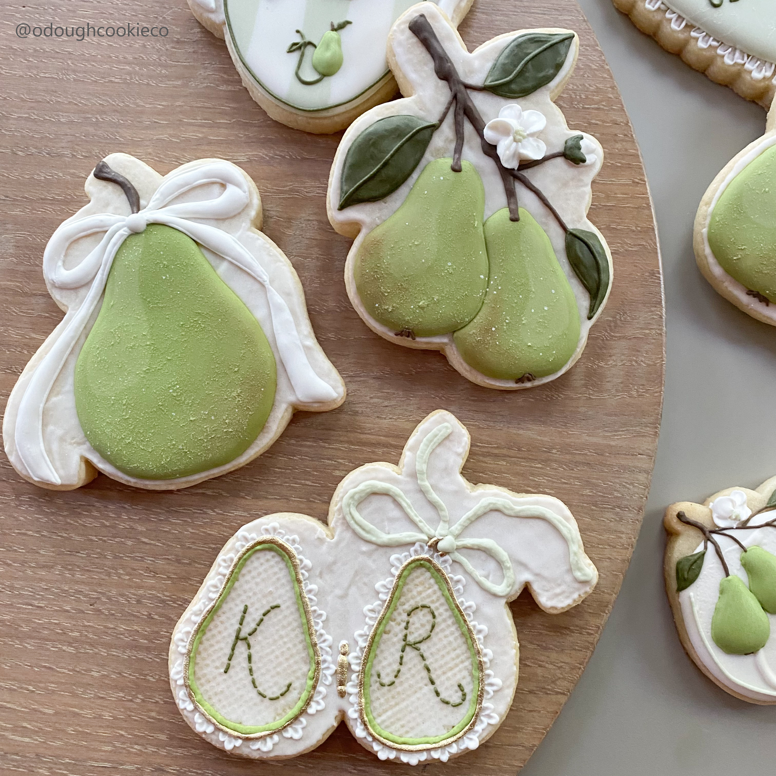 Perfect Pear Set, pear branch, bow bear, pear locket.png