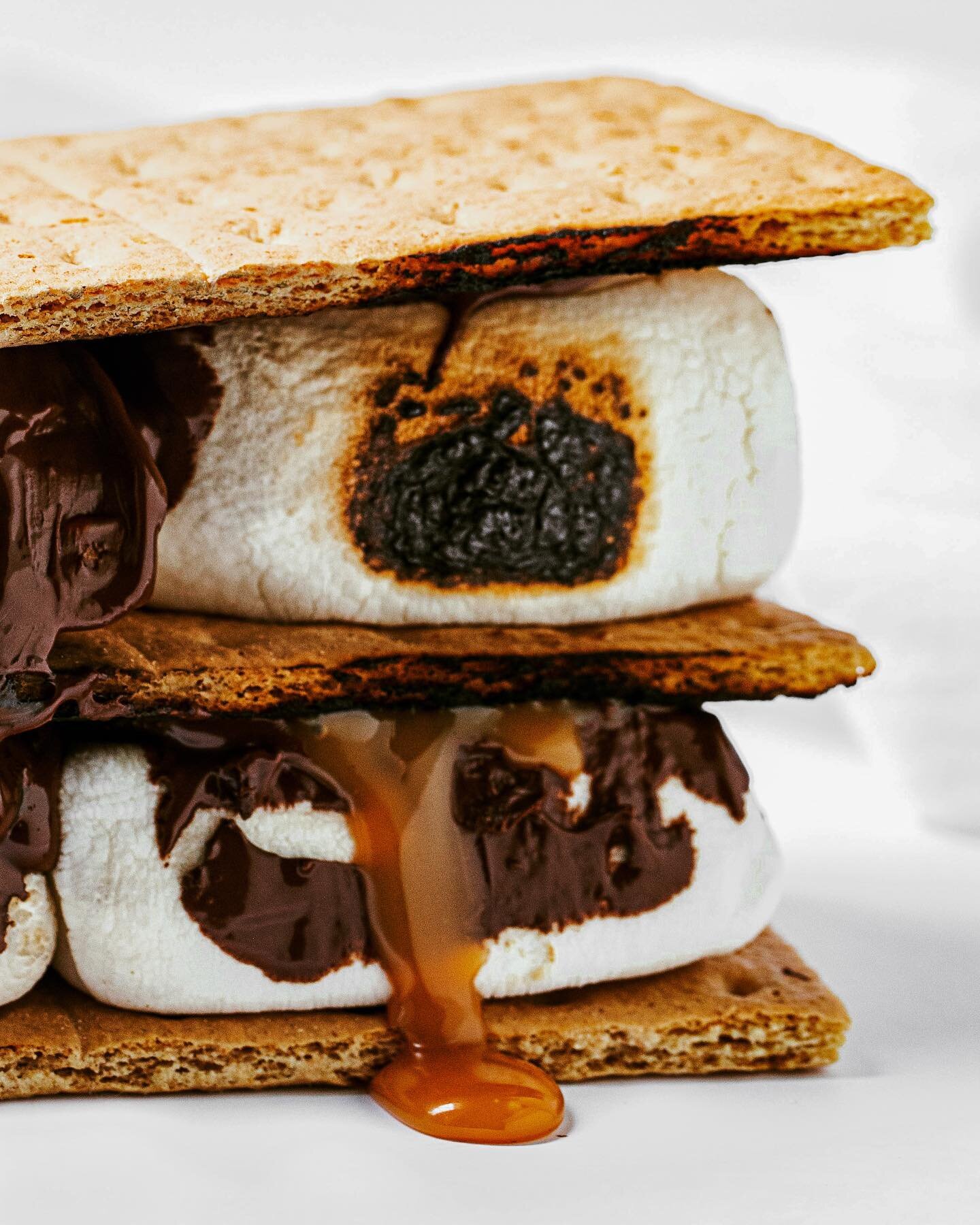 (slightly) burnt marshmallows are the best smores bites. 🔥

In my opinion. 

But how about you?

.
.
.
.
#nationalsmoresday #styletobitsphotography #smores #dessertphotography #foodphotographyandstyling #foodphotoshoot #foodblogeats #shareyourtable 