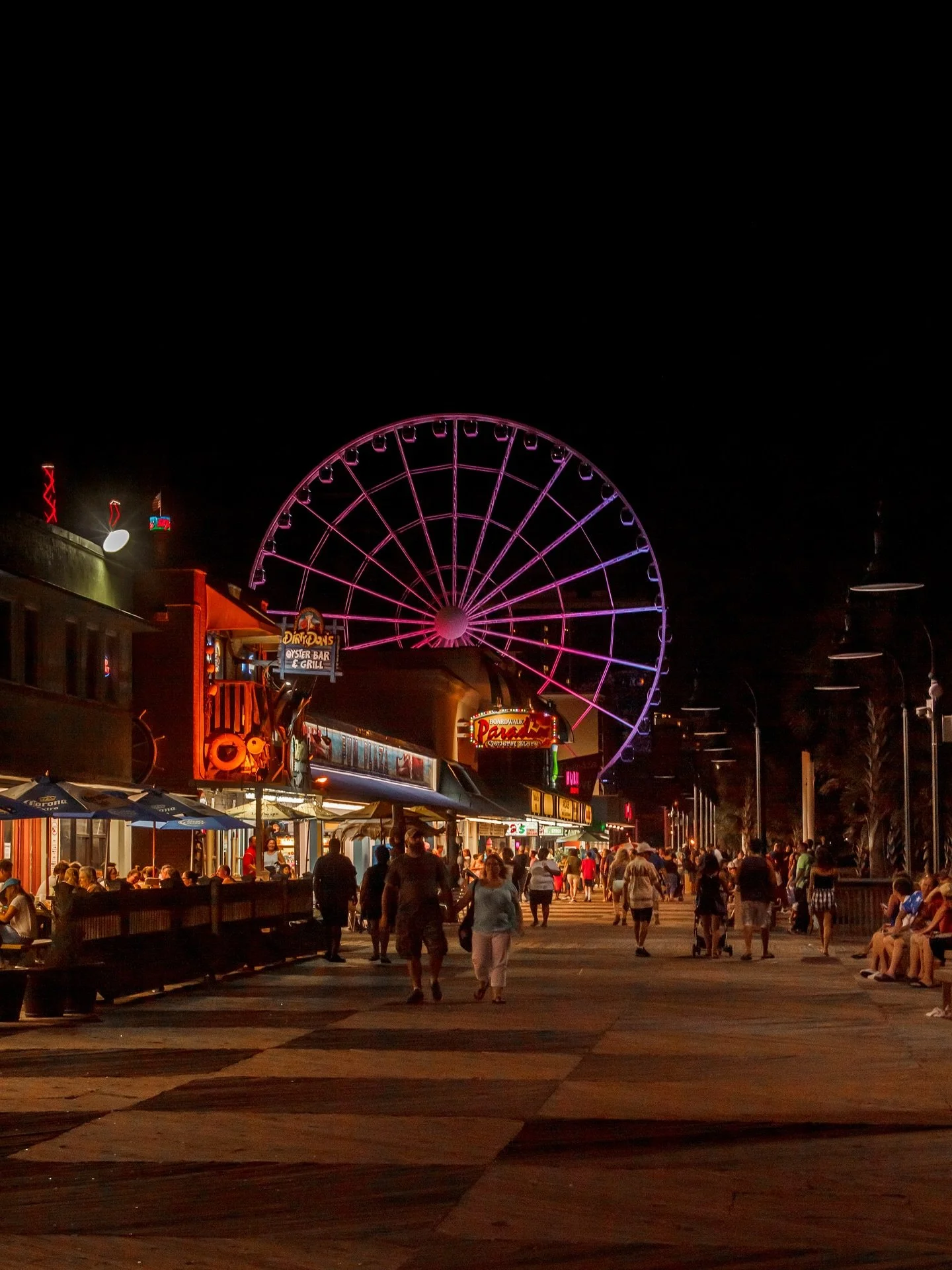 Low ISO, ambient city lights, and people. A recipe for a good frame and story. π·πΈ
#canonexploreroflight #urbanphotography #lowlightphotograpy