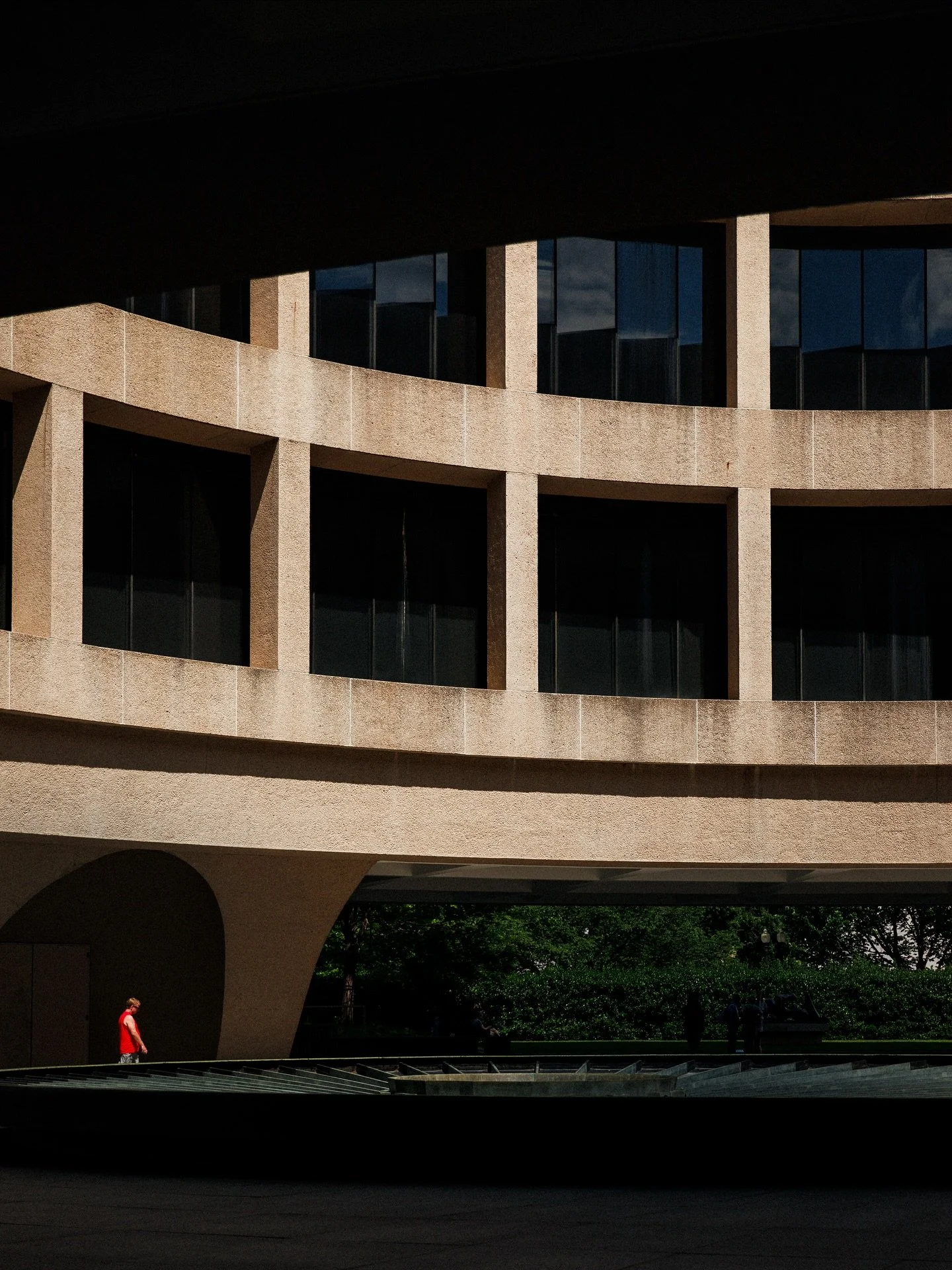 Symmetry, lines, and a pop of color. π·πΈ 
#urbanphotos #artofphotography #canonexploreroflight #canonraw #urbanexplorer #modernarchitecturephotography #wanderthestreets #geometryinart #linesandcurves