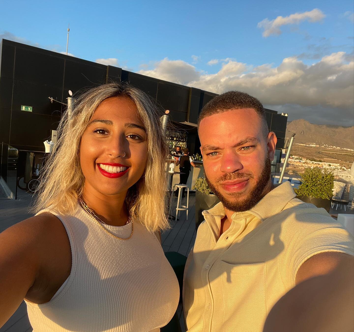 Some pics of me and my fianc&eacute; and the sunset 😍✨🌅