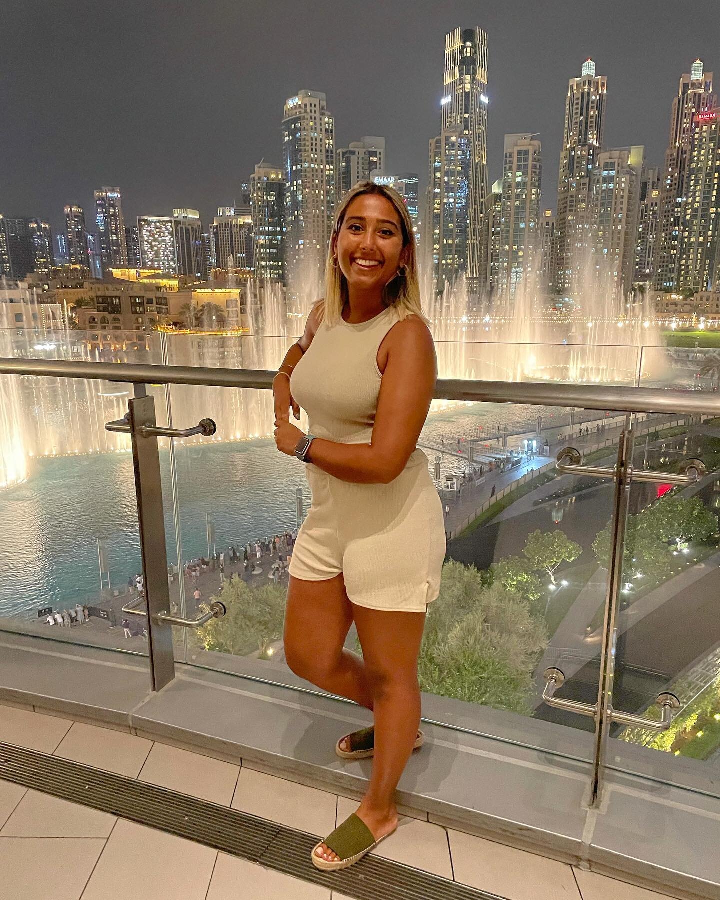 .
Wow can&rsquo;t believe I&rsquo;m saying this but I&rsquo;m actually looking forward to getting cosy this winter and ready for the cold weather! But in the meantime here&rsquo;s a pic of me in Dubai at 38 degrees 🥴 

Ahead of tomorrow night&rsquo;