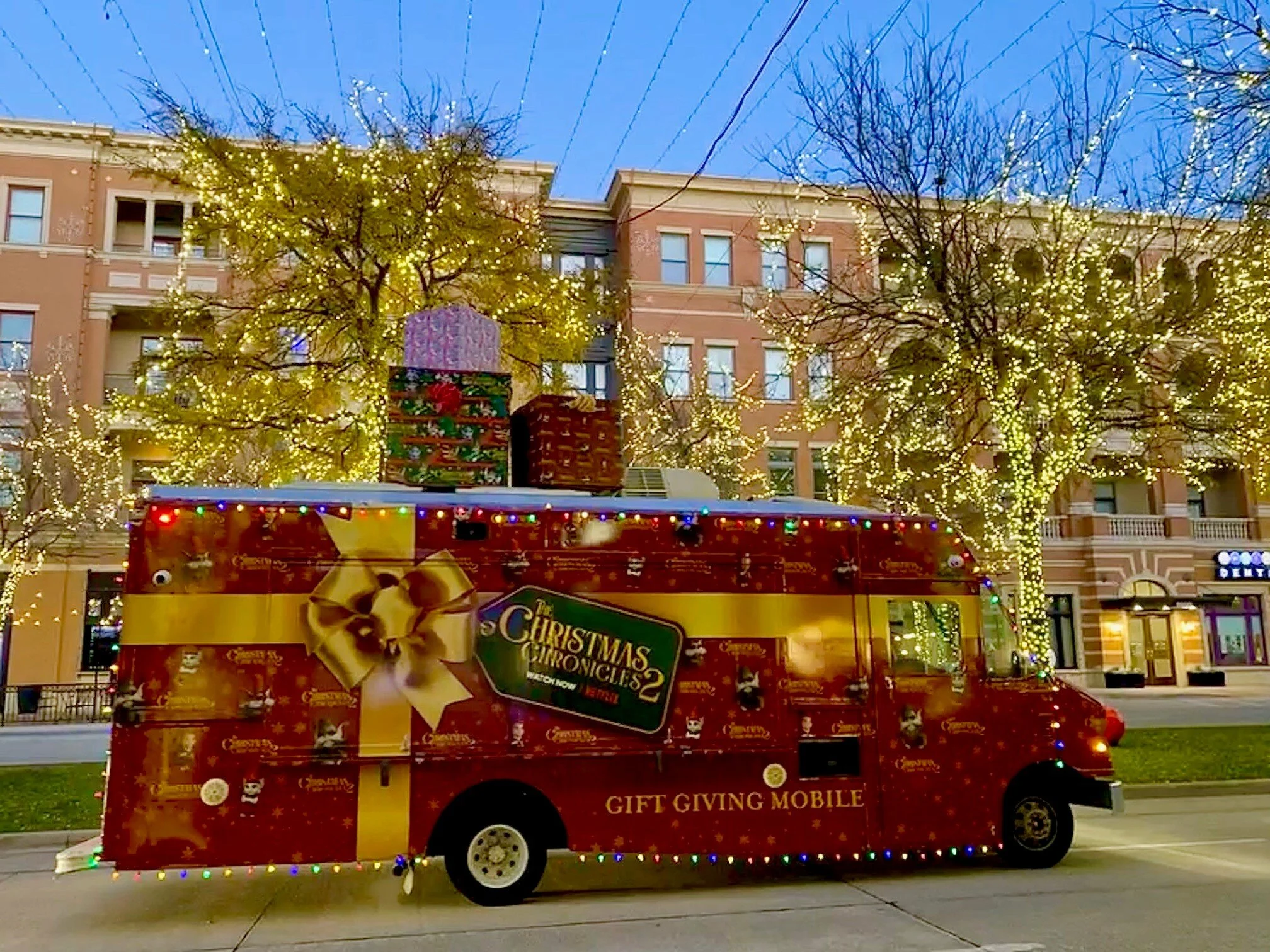 The Christmas Chronicles 2 x Netflix - Holiday Gift Giving Truck