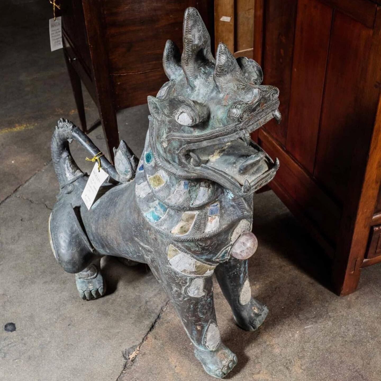 A stunning pair of Thai Guardian Lions are here to greet you at our #interiordesigner warehouse sale! 60% off too! Open until 4pm! 👉 #linkinbio 👈
.
.
.
#asiandecor #interiordesign #estatesales #estatesaleshopping #estatesale #estatesalefinds #pasad
