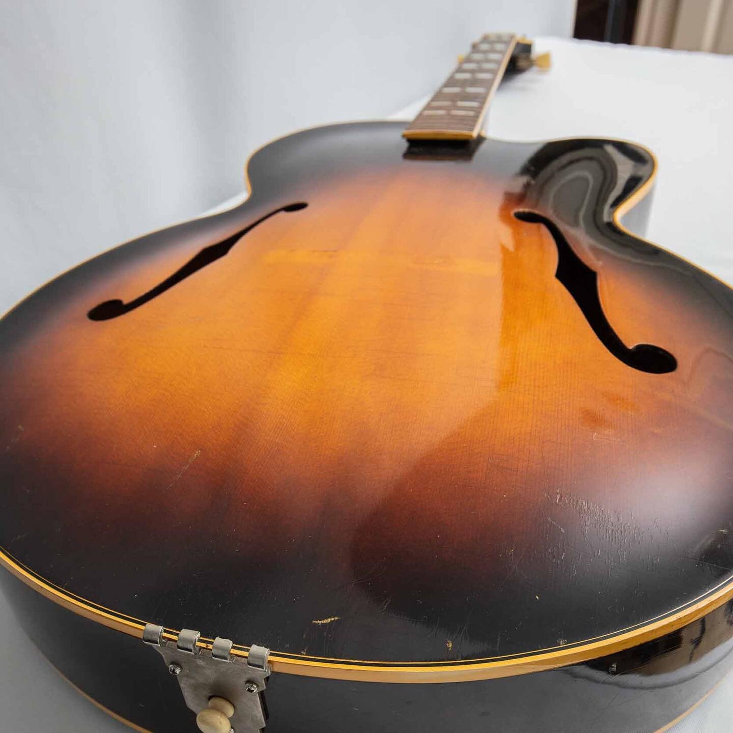 A stunning #gibson L-7C Archtop 1954 acoustic guitar! Plus some other great musical instruments. Available for sale in a half hour! #linkinbio 👈
.
.
.

#pasadena #pasadenacalifornia #losangeles #estatesale #estatesales #estatesaleshopping #estatesal