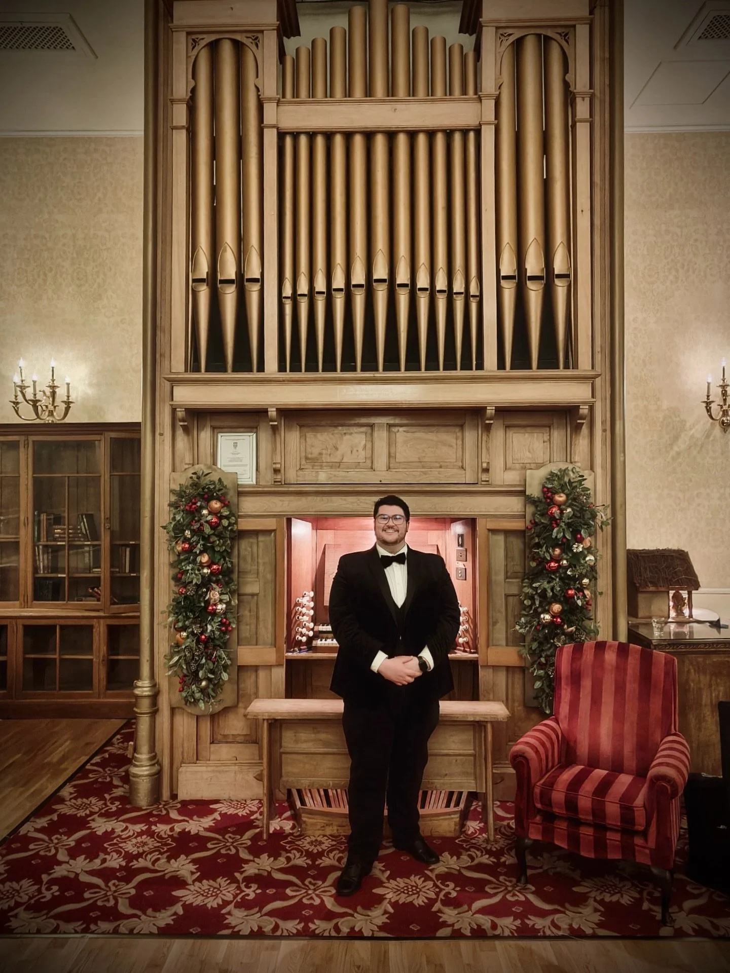 🎄A very happy Christmastime to you and yours! I&rsquo;m filled with festive cheer as I&rsquo;ve just this second returned home from playing the wee organ in the Drawing Room of @crieffhydroresort for a late night carol service, aided by the lovely @