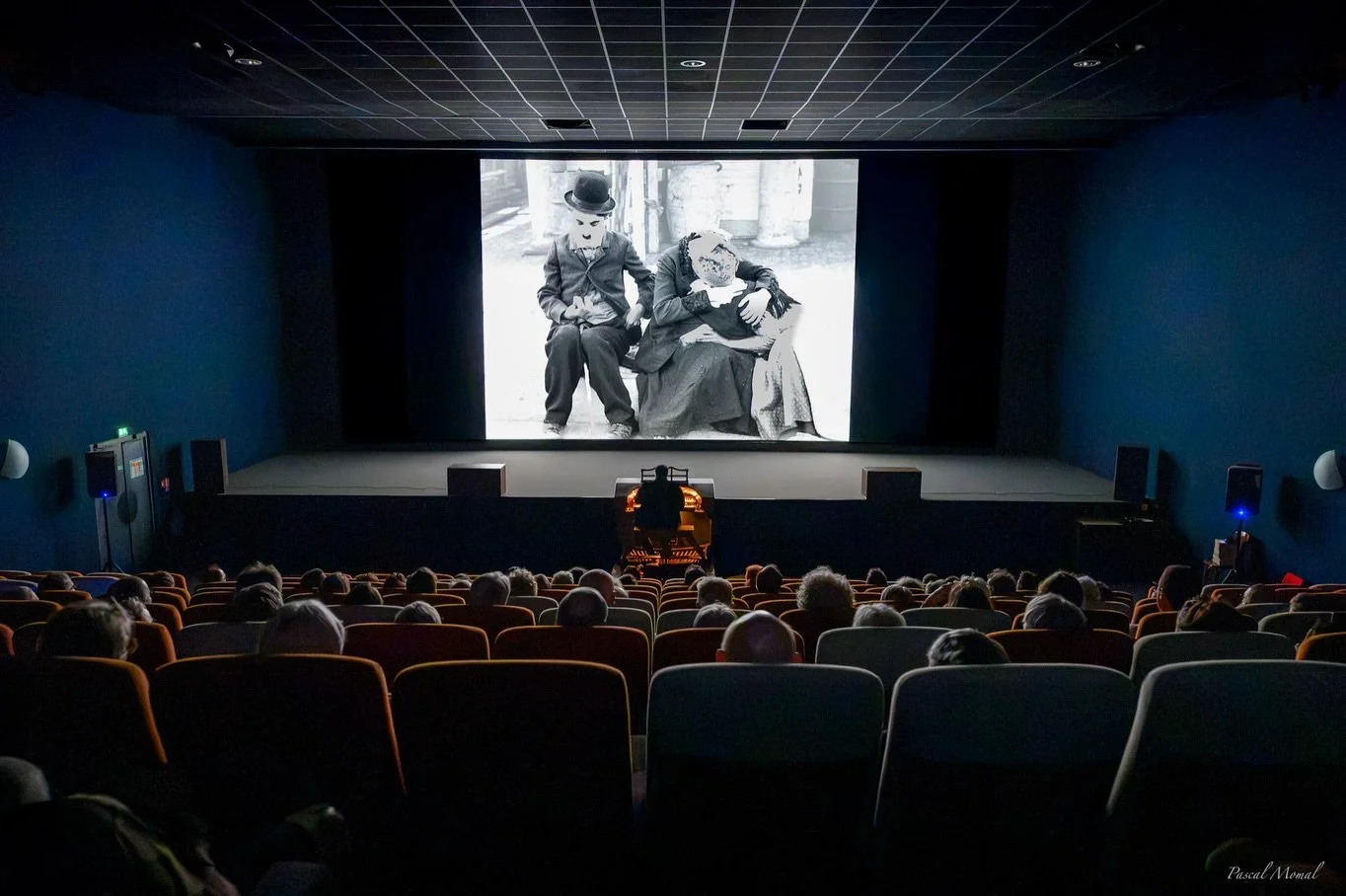Pascal Momal took some wonderful photographs from my performance last weekend in Dol-de-Bretagne, and I think they perfectly capture the overwhelming feeling I had on my trip - the cinema organ is alive! Between this performance and the event at Le G
