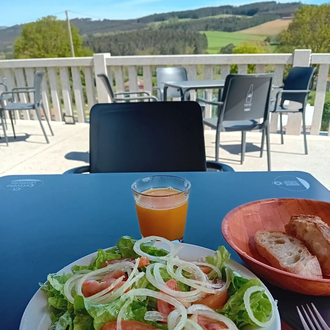 Lunch with a view 

#caminodesantiago #camino #spain🇪🇸 #lunch