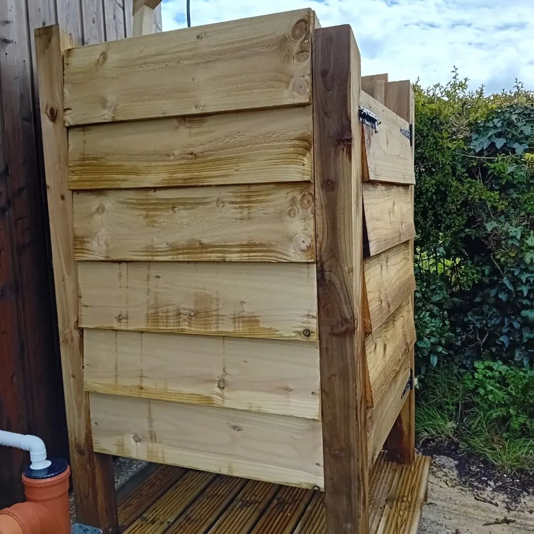 Outdoor showering in the West of Ireland refreshing 🙌 
It is amazing to shower early am as the sun rises or late night with the sunset, thanks to an amazing carpenter 

#outdoors #outdoorliving #shower #showerdesign #garden #summervibes #campinglife