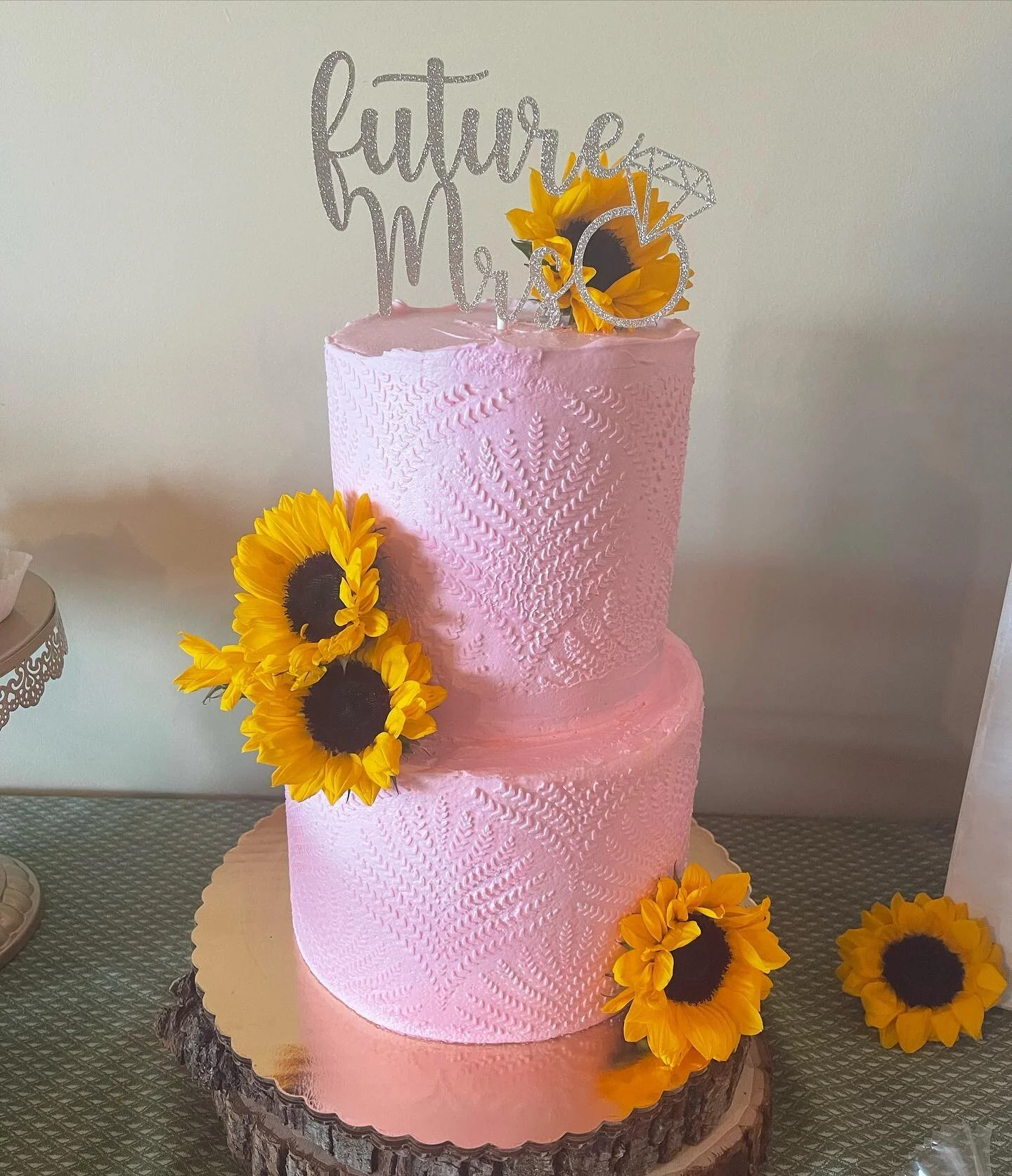 Boozy brunch sunflowers for our Juliet 🌻💕🥂✨

She is guest appearing this Friday- say your last goodbyes as her and her family head to Florida next week! 💕

No- I didn&rsquo;t have her make her own dessert 🤣