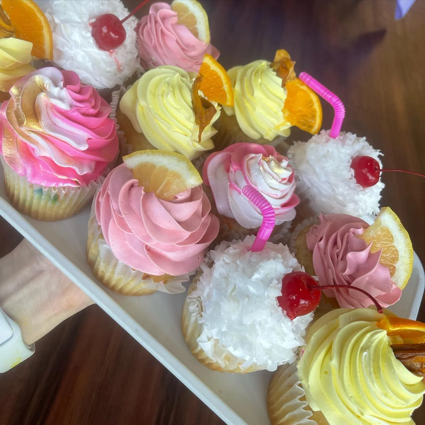 Getting tropical this week 🏝️🌺

FLAVORS OF THE WEEK-
🦩 Pink flamingo - Marshmellow funfetti filling and pink and white twist buttercream 
🍍 pina colada - pineapple filling with coconut buttercream 
🍓 strawberry lemon 🍋 lemon fill and strawberry