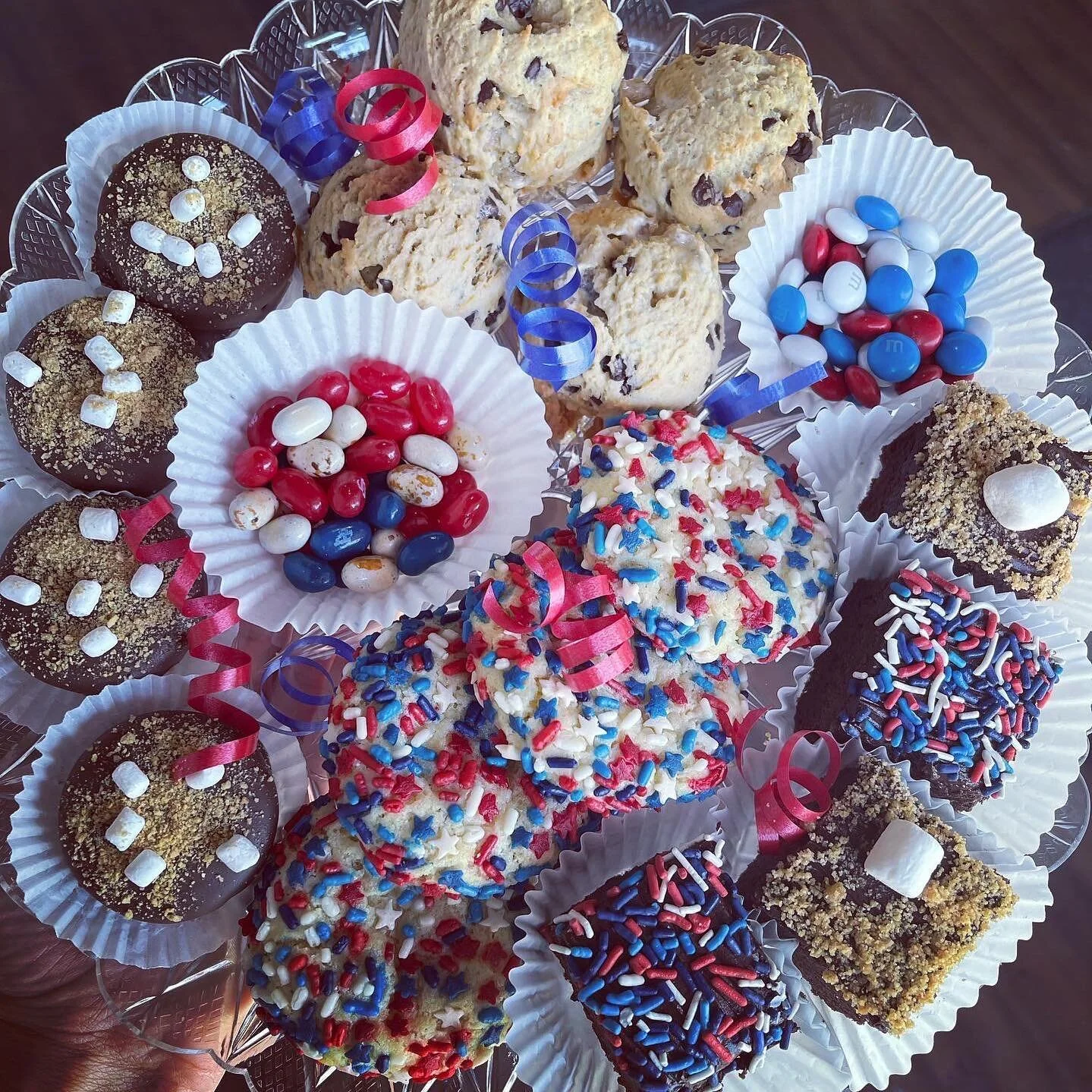 Love when the SMORE RED WHITE AND BLUE platter comes around&hellip;. Preorder your before Friday on our website annabananasbakerynj.com