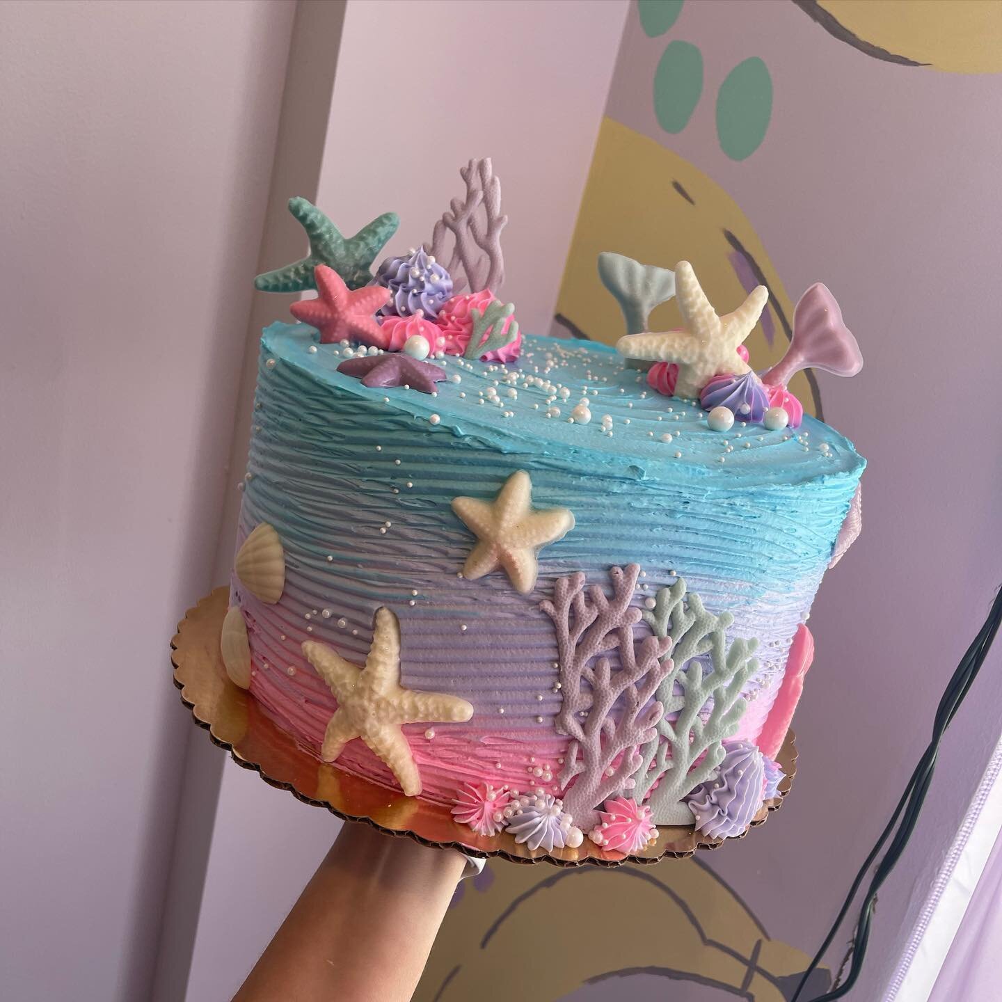 🧜&zwj;♀️ mermaid vibes are the only vibes ✨ 🌊 

Big cake- funfetti with mermaid colors 
Smaller cake chocolate with cookies and cream 
See a full list of flavors on our website! 

Inquiries- annabananasbakerynj@gmail.com